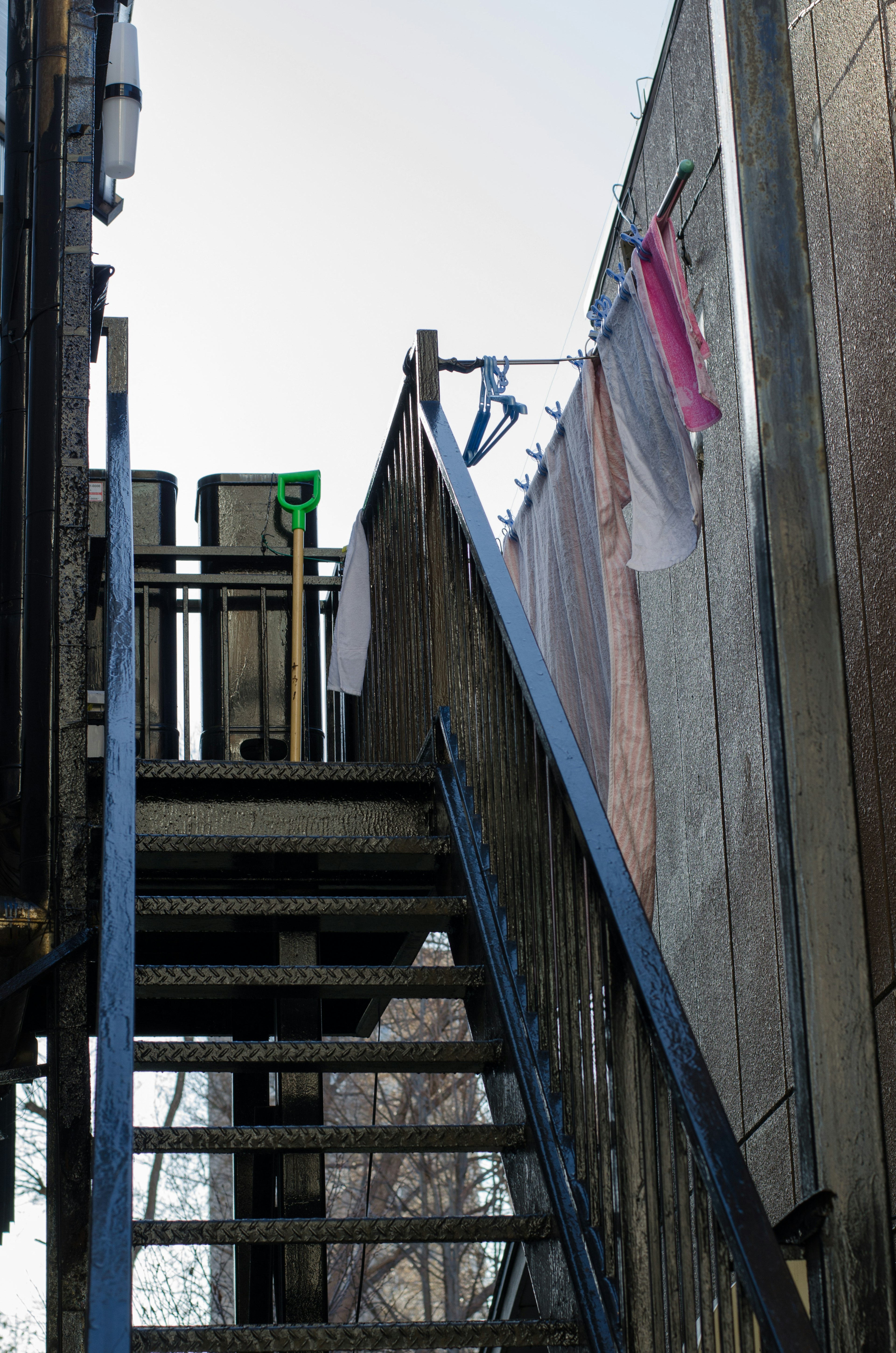 Außenansicht eines Apartments mit einer Treppe und Wäsche, die oben hängt