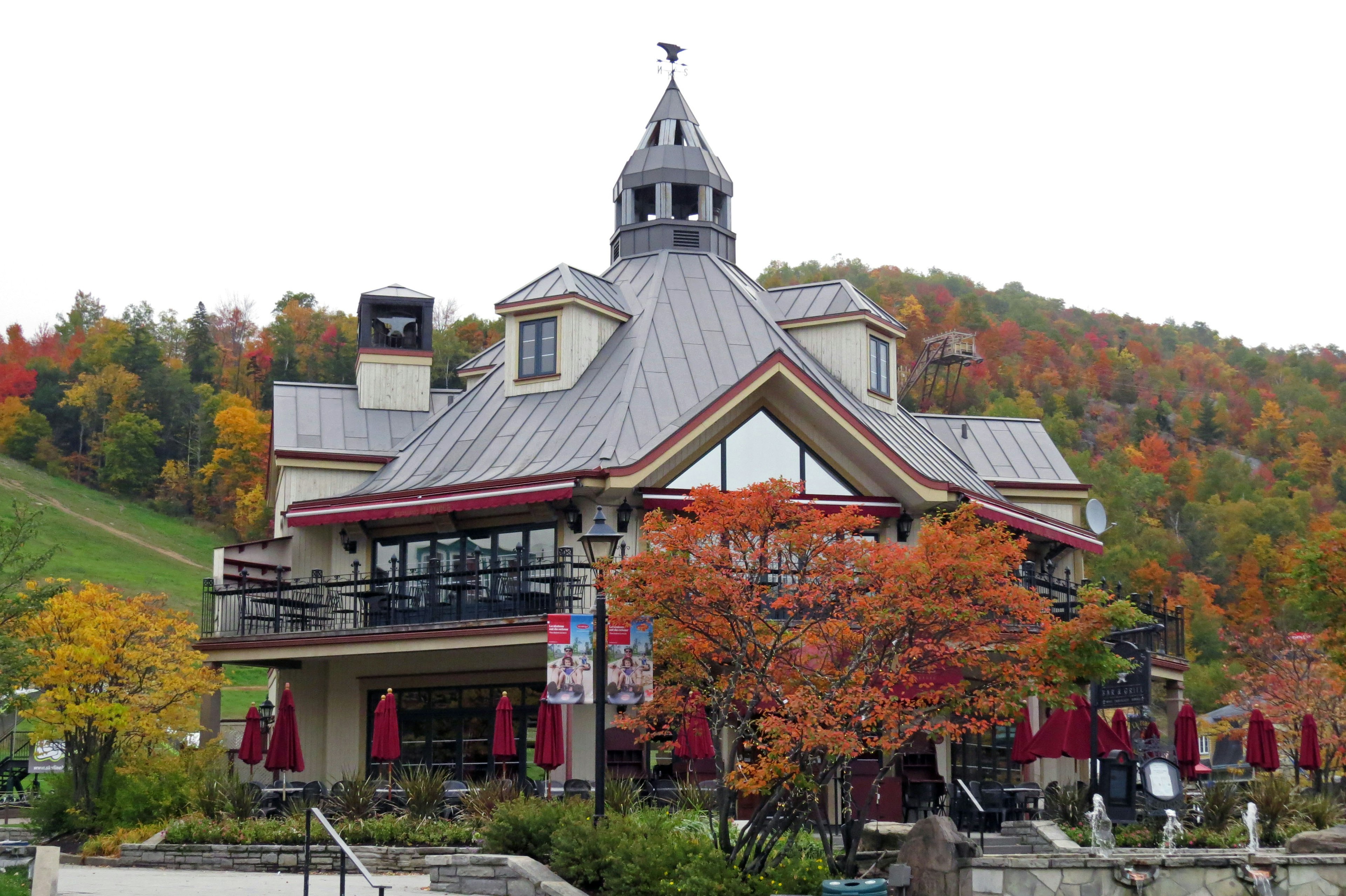 Restaurant de montagne entouré de magnifiques feuillages d'automne