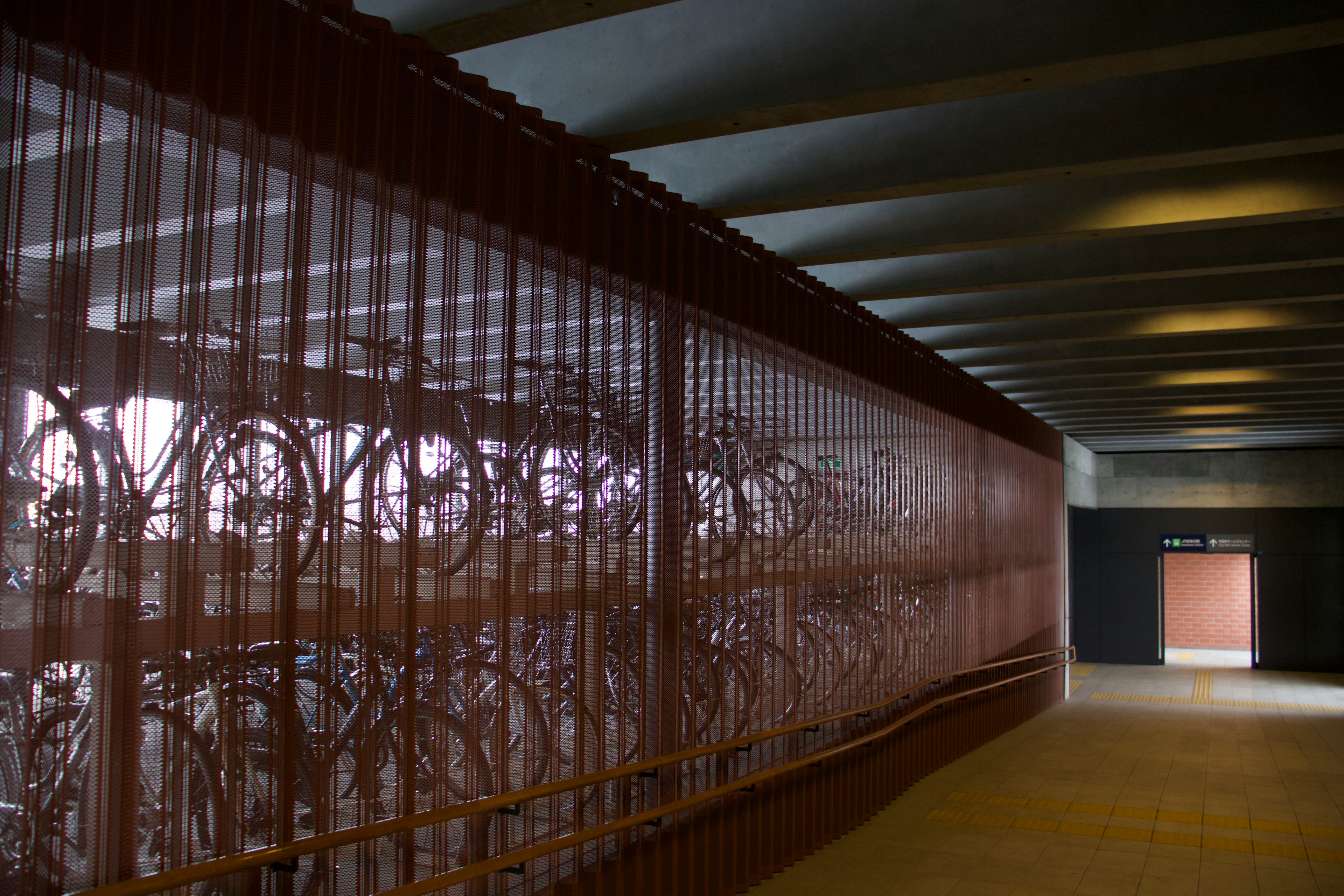 Interior de un pasillo moderno con una pared de bicicletas