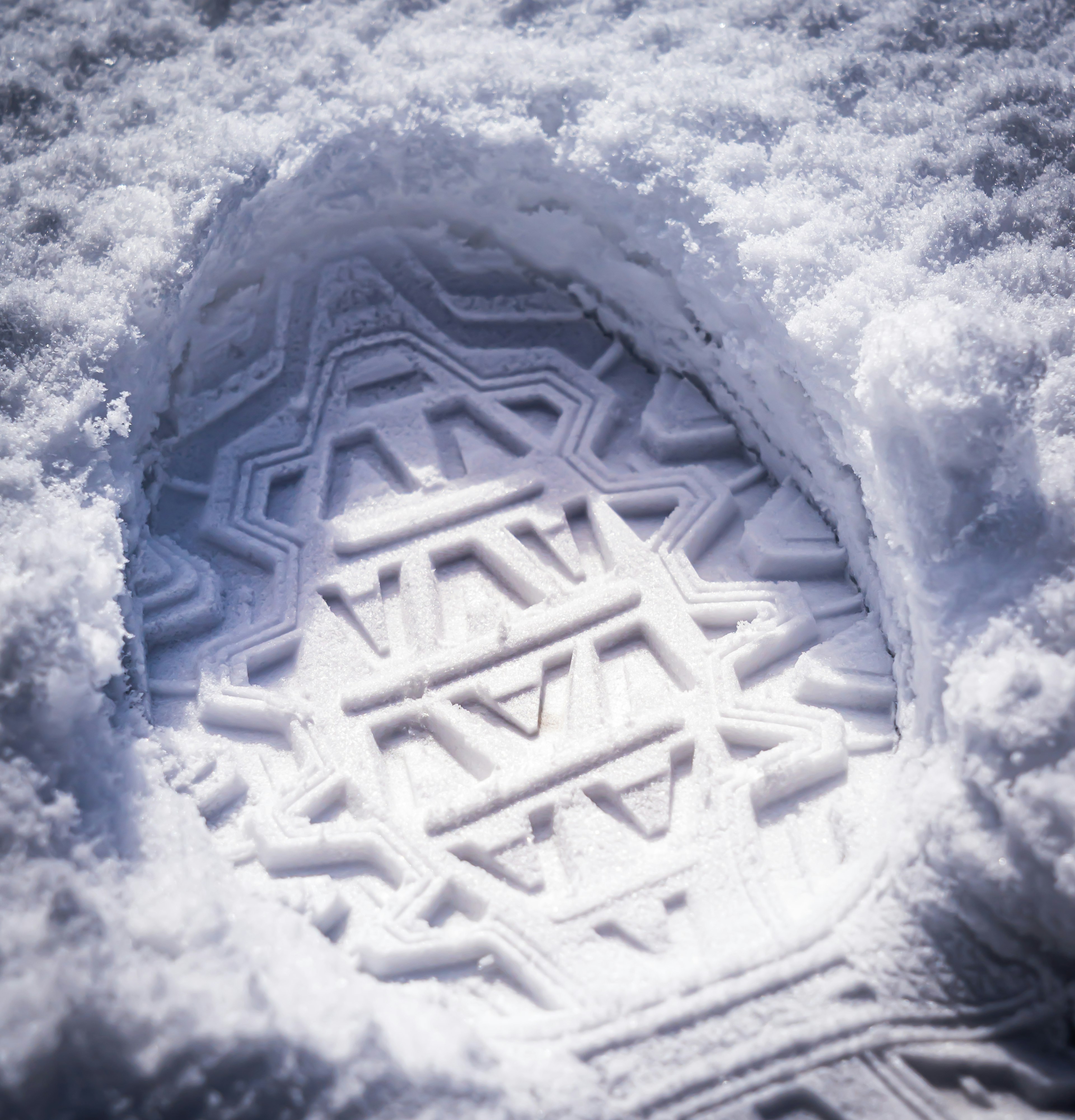 Motif détaillé d'une empreinte de chaussure dans la neige