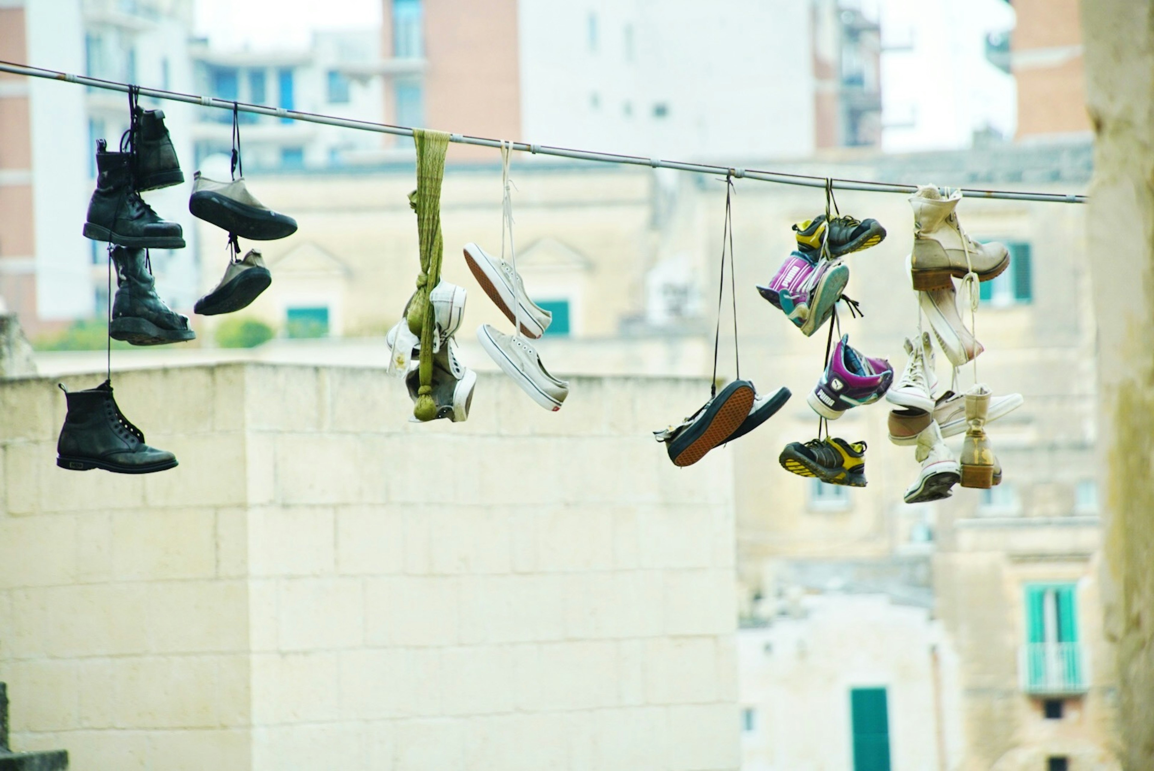 Scarpe appese a una corda in un contesto urbano