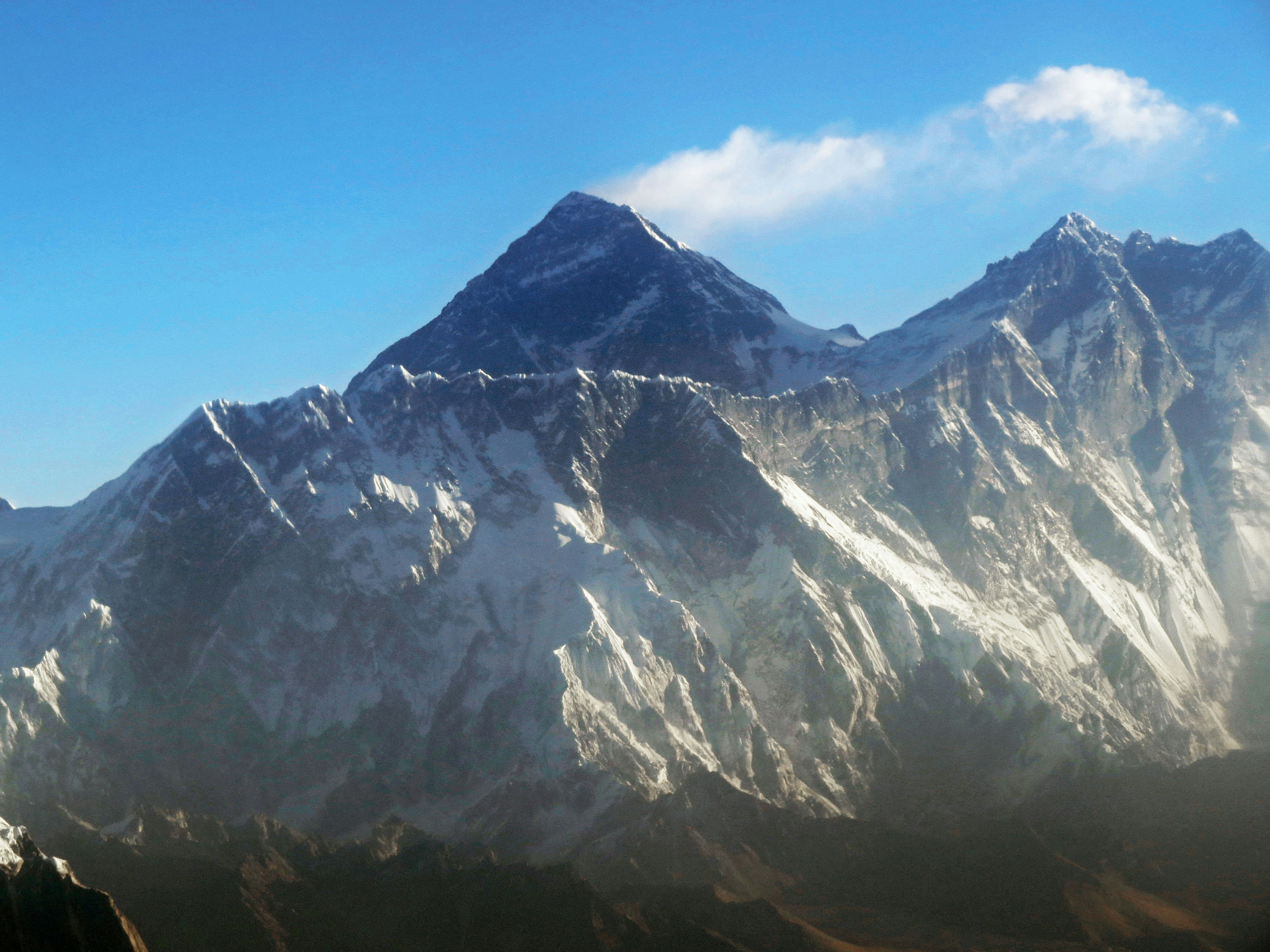 Pemandangan menakjubkan Gunung Everest di bawah langit biru dengan puncak bersalju