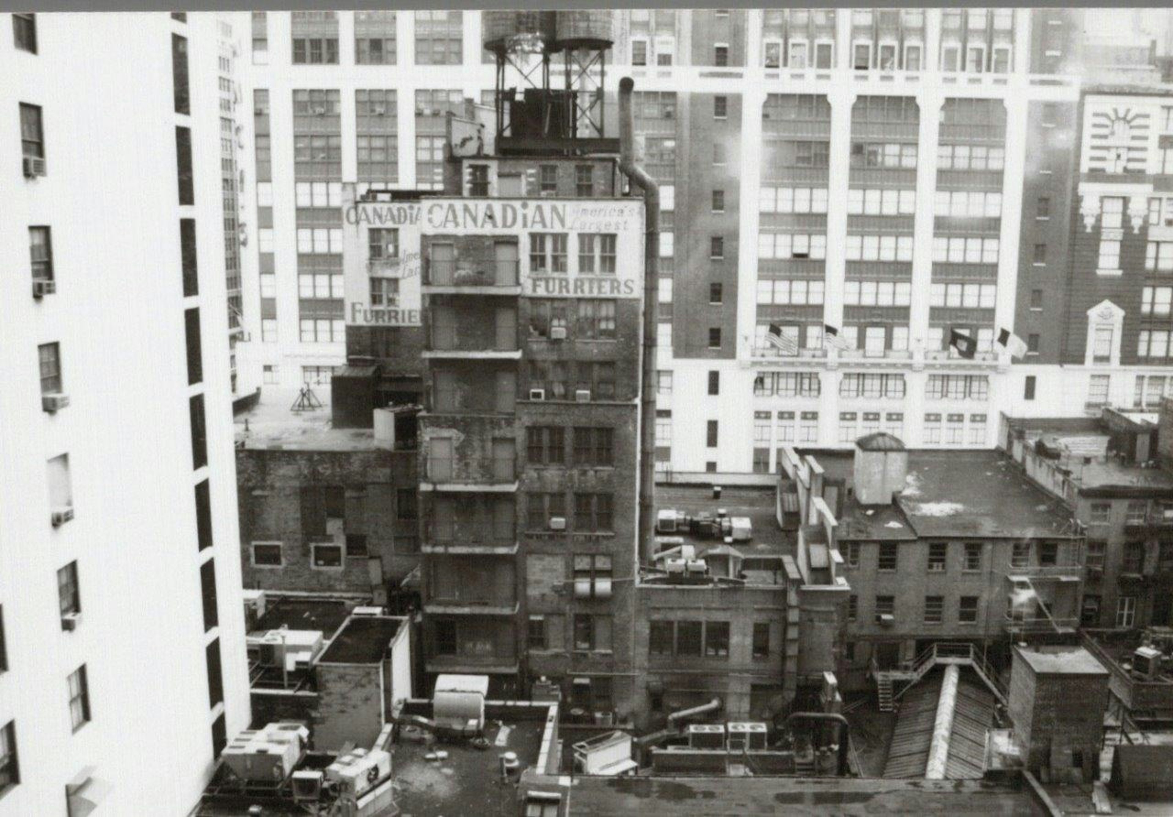 黑白城市风景包含旧建筑和施工现场