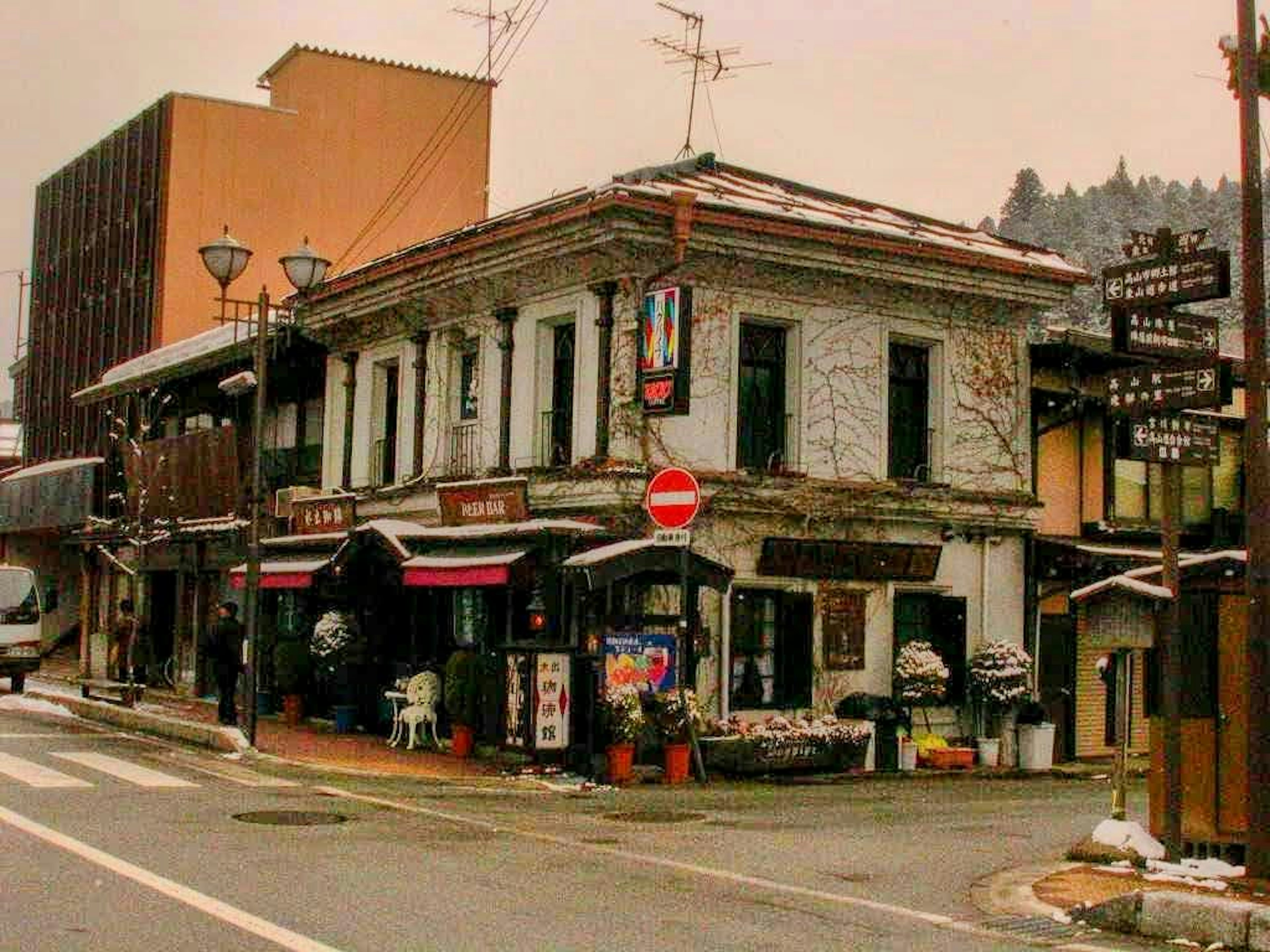 雪に覆われた街角にある古い建物と商店街