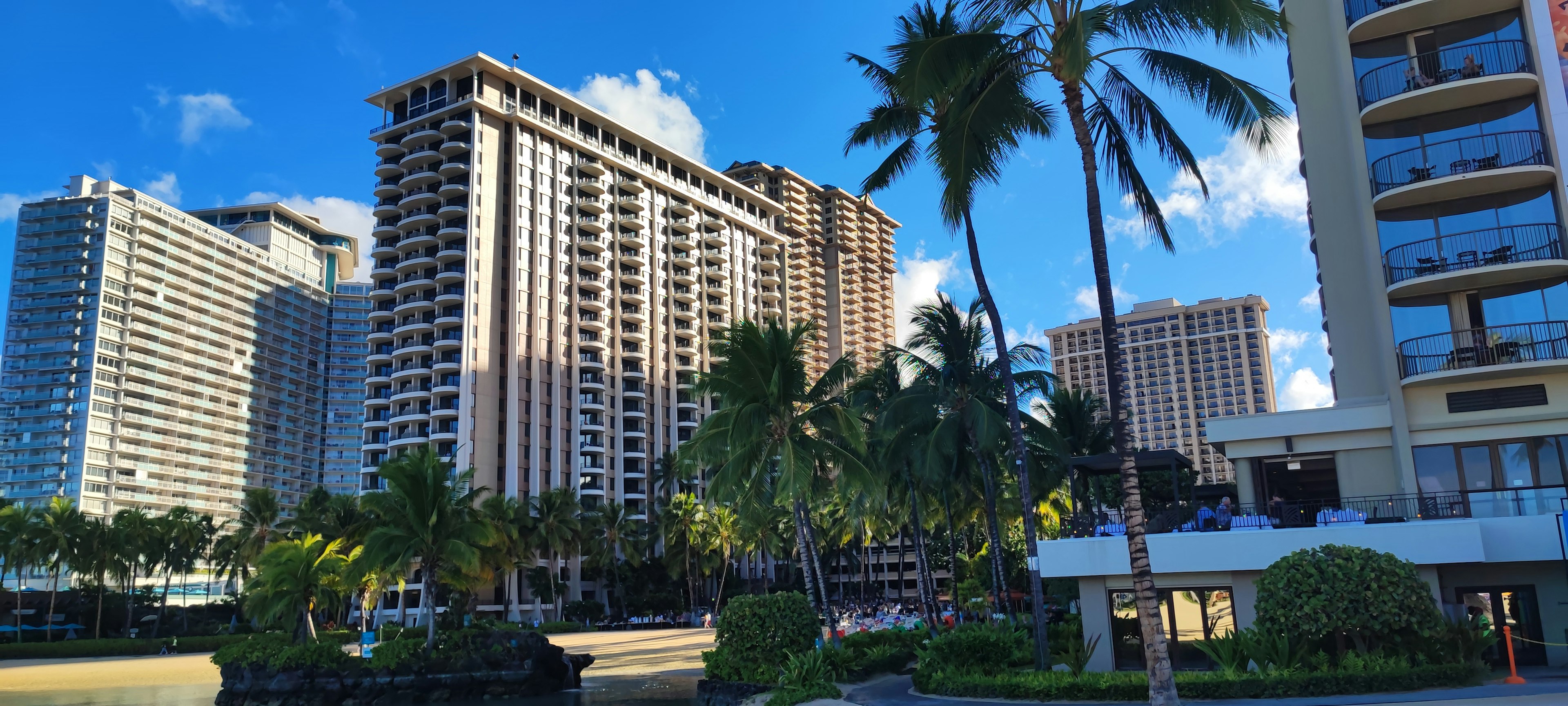 Paisaje hawaiano con edificios altos y palmeras