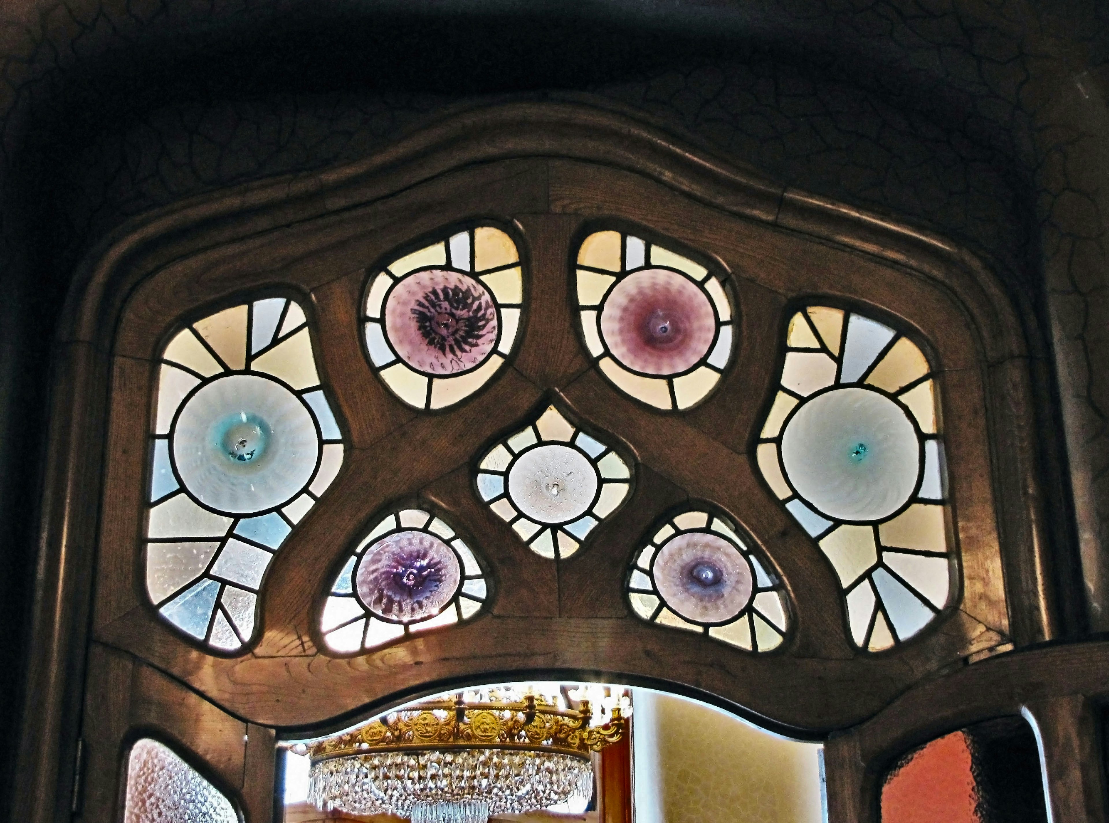 Hermosa ventana de vitrales con patrones florales morados y azules