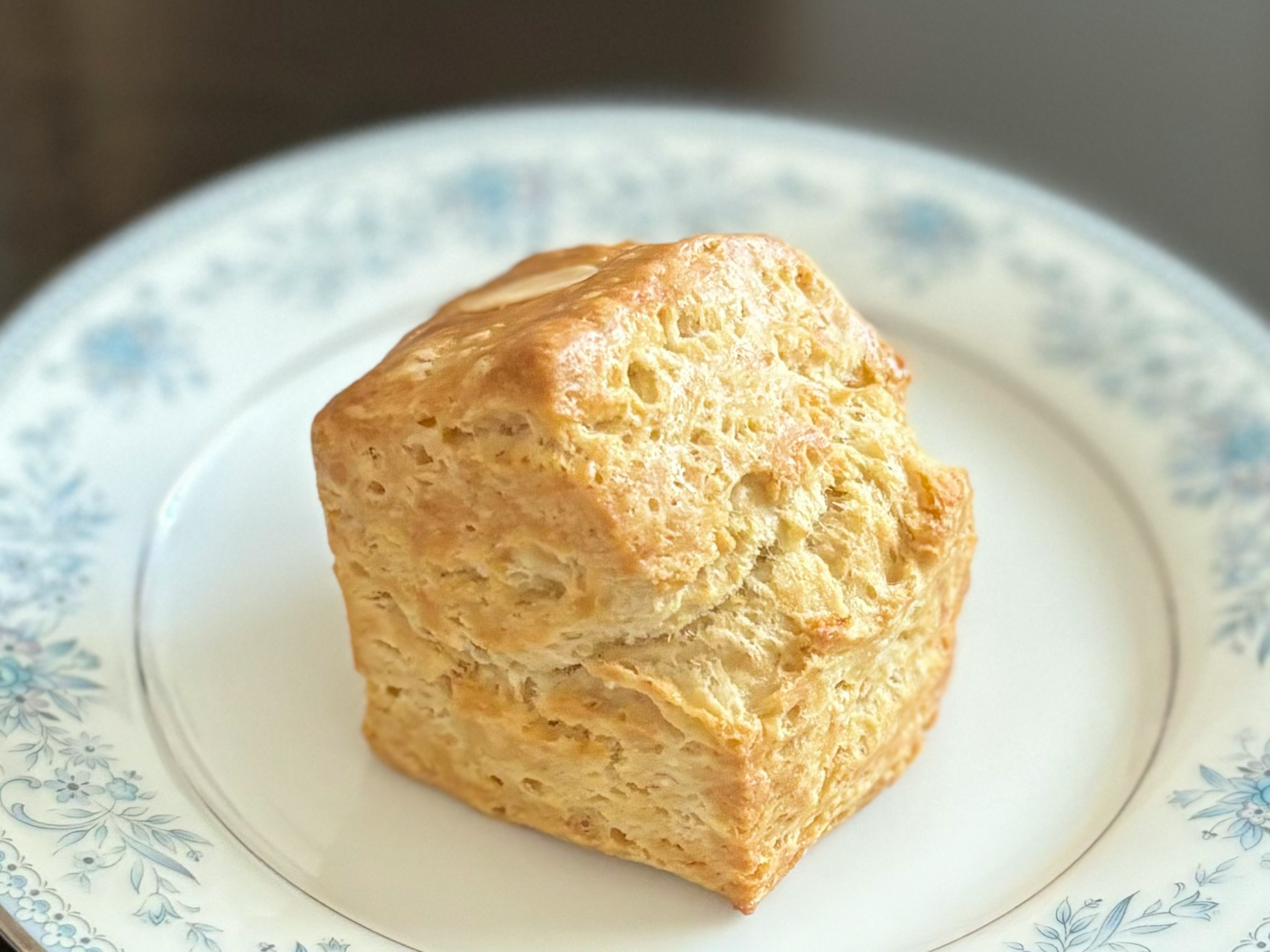 Scone fraîchement cuit sur une assiette décorative