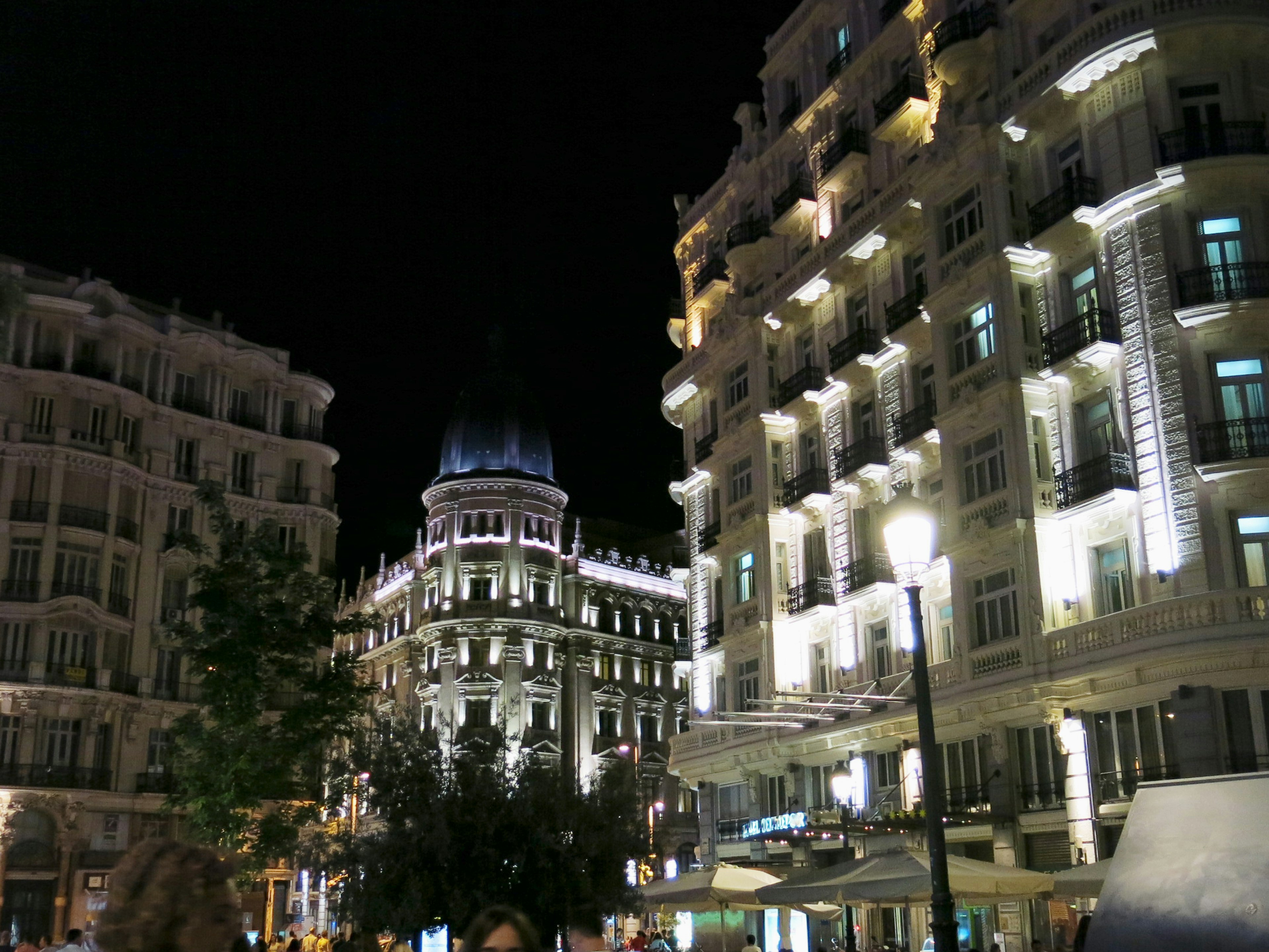 Belles bâtiments et lampadaires dans un paysage urbain de nuit