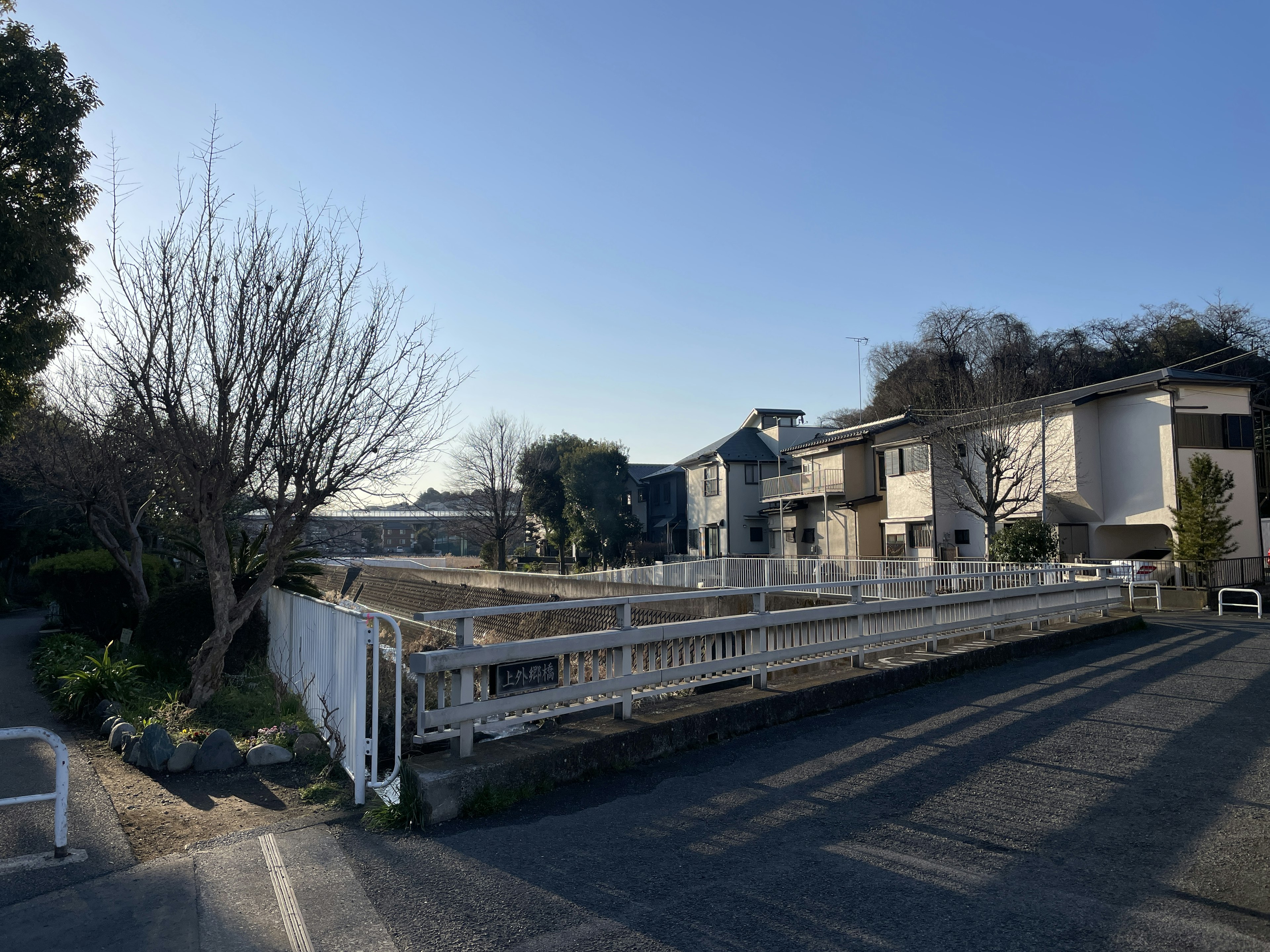 Quartiere residenziale con cielo blu chiaro