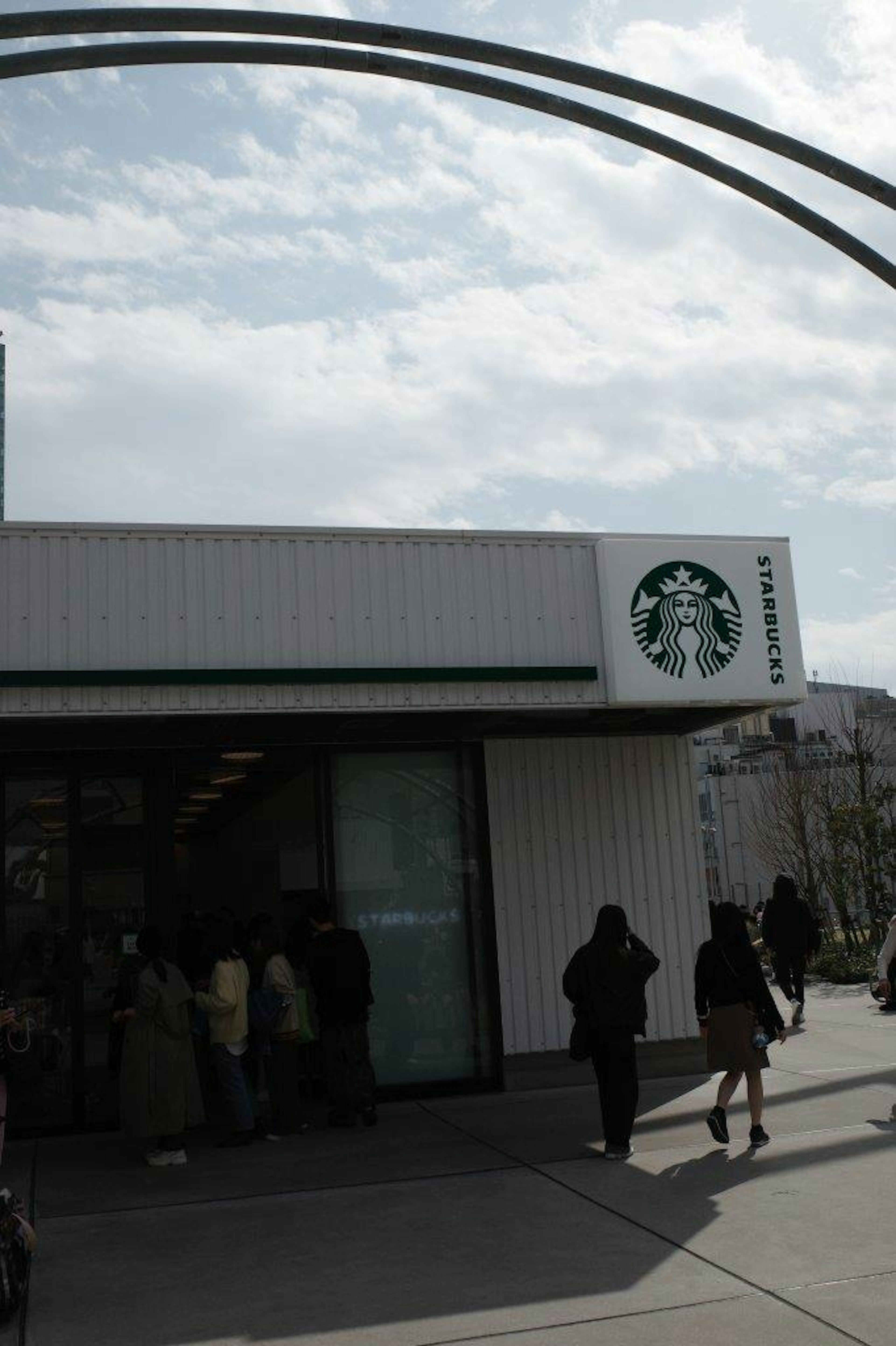 スターバックスの店舗の外観と行列