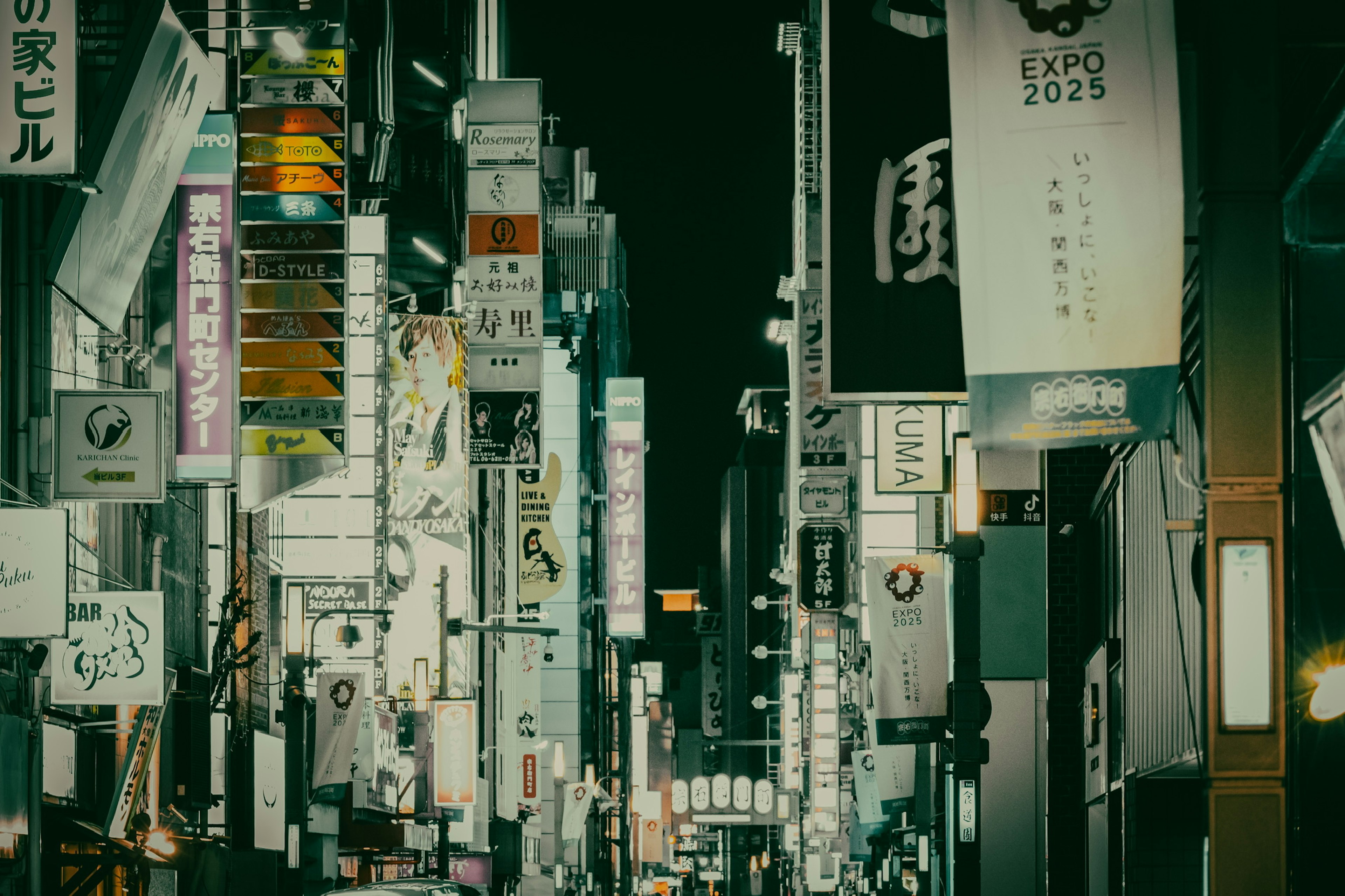 夜の街並みに輝くネオン看板とビル