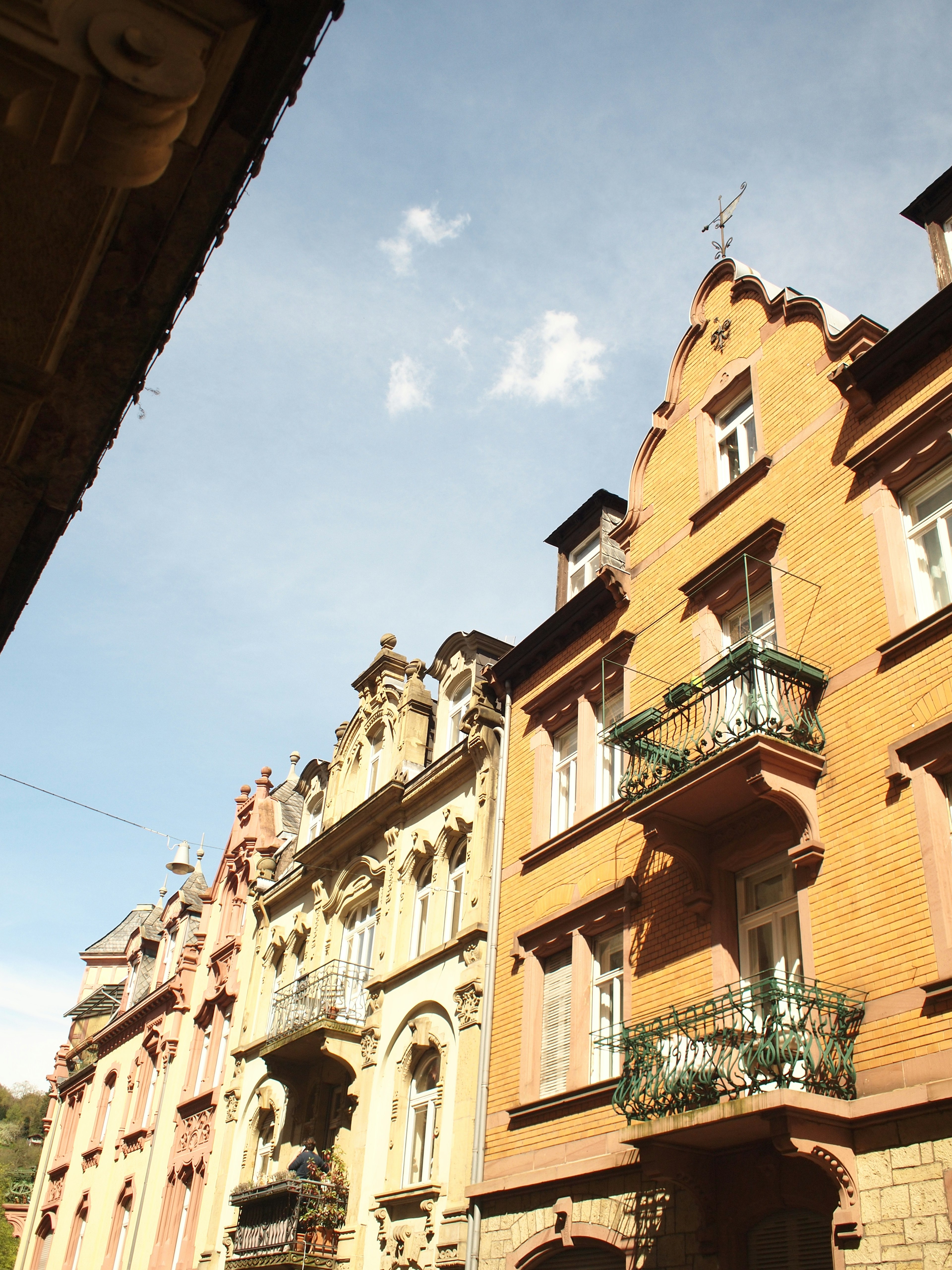 Fachada de edificios históricos coloridos a lo largo de una calle