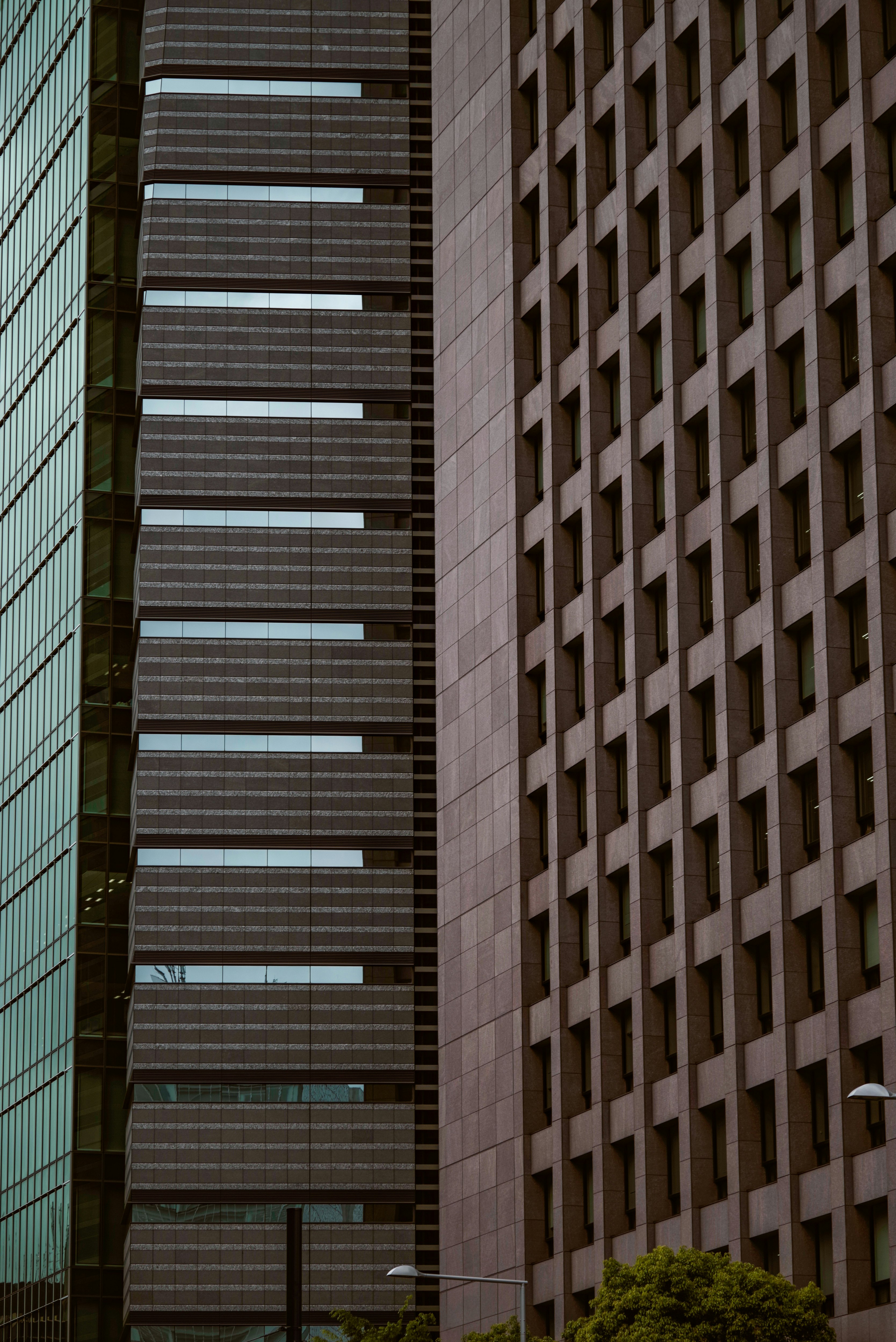 Façade de bâtiment moderne avec des rayures verticales et un motif de grille