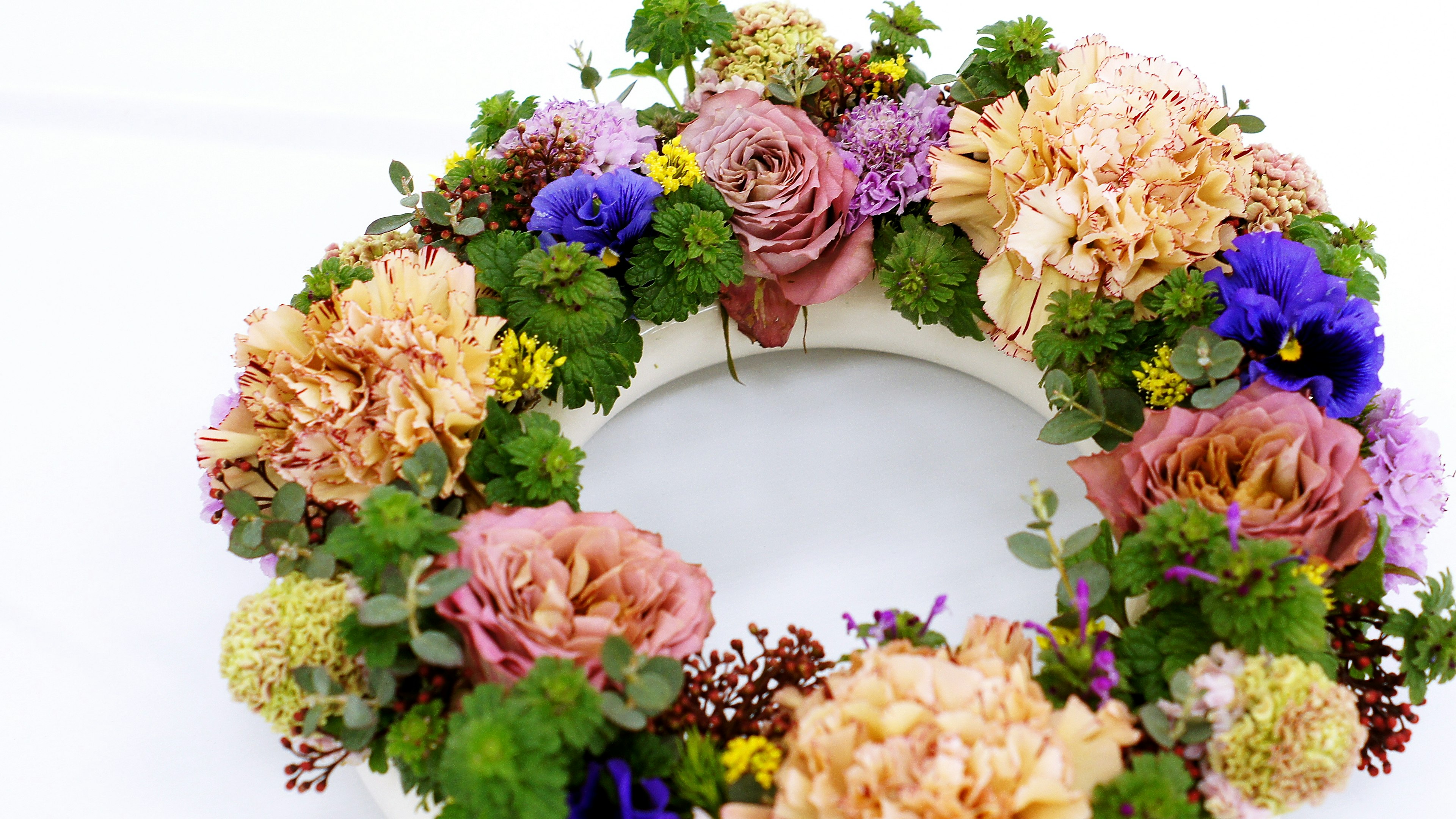 Couronne florale magnifique ornée de fleurs colorées