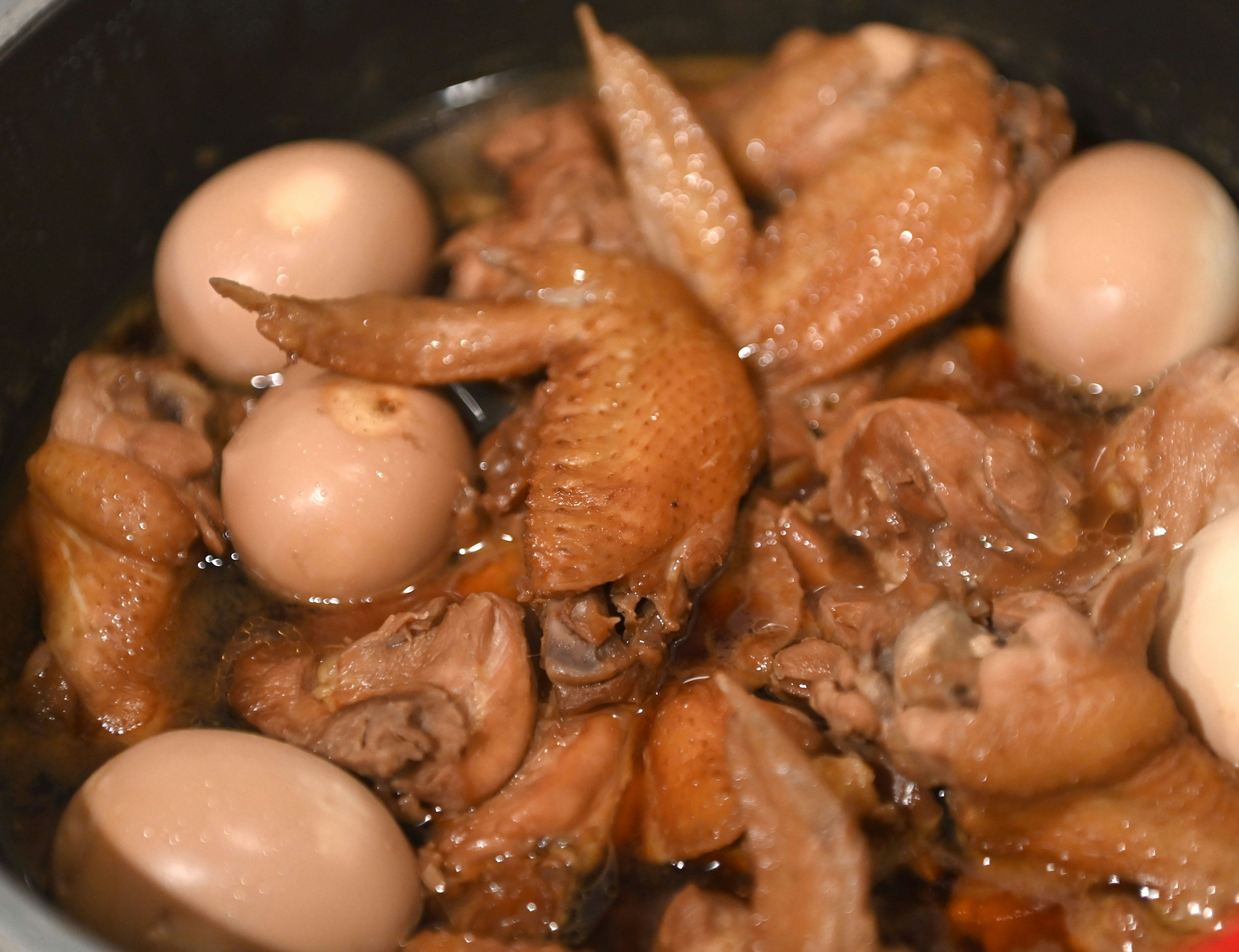 Hidangan ayam dan telur rebus dengan sayap ayam dan telur rebus