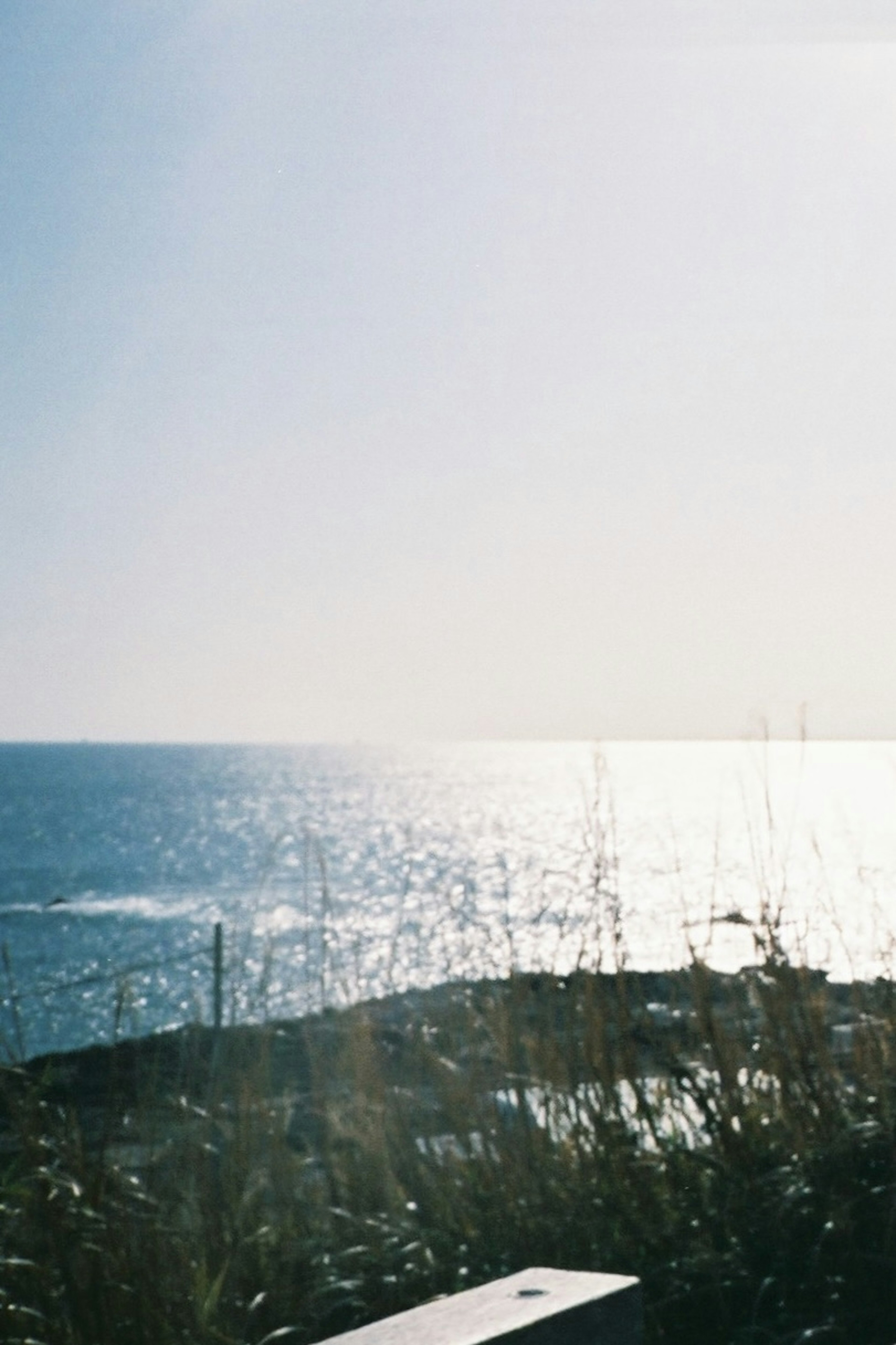 Schöne Landschaft von Meer und blauem Himmel Sonnenlicht spiegelt sich auf der Wasseroberfläche