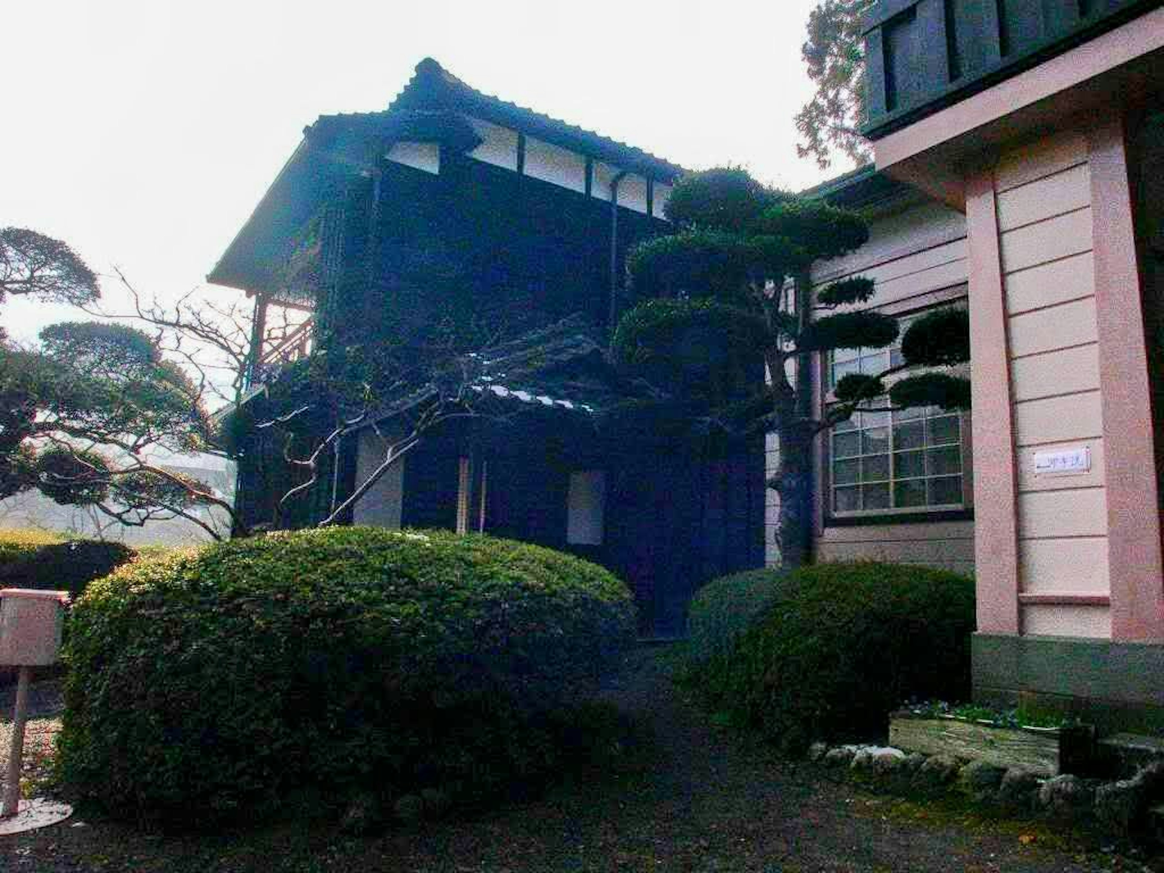 Maison japonaise traditionnelle avec jardin soigné et architecture unique