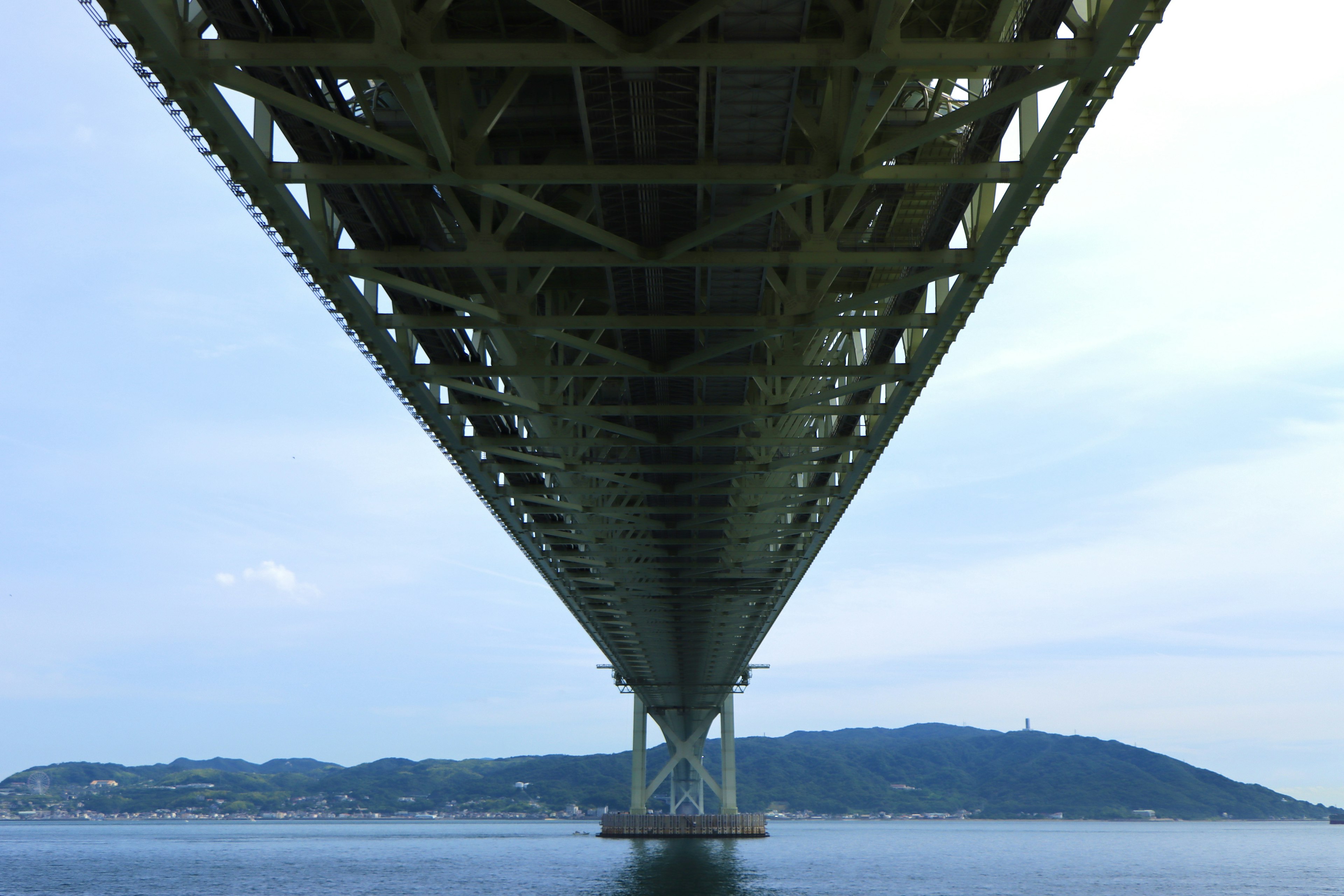 Vista detallada de la estructura de un puente desde abajo