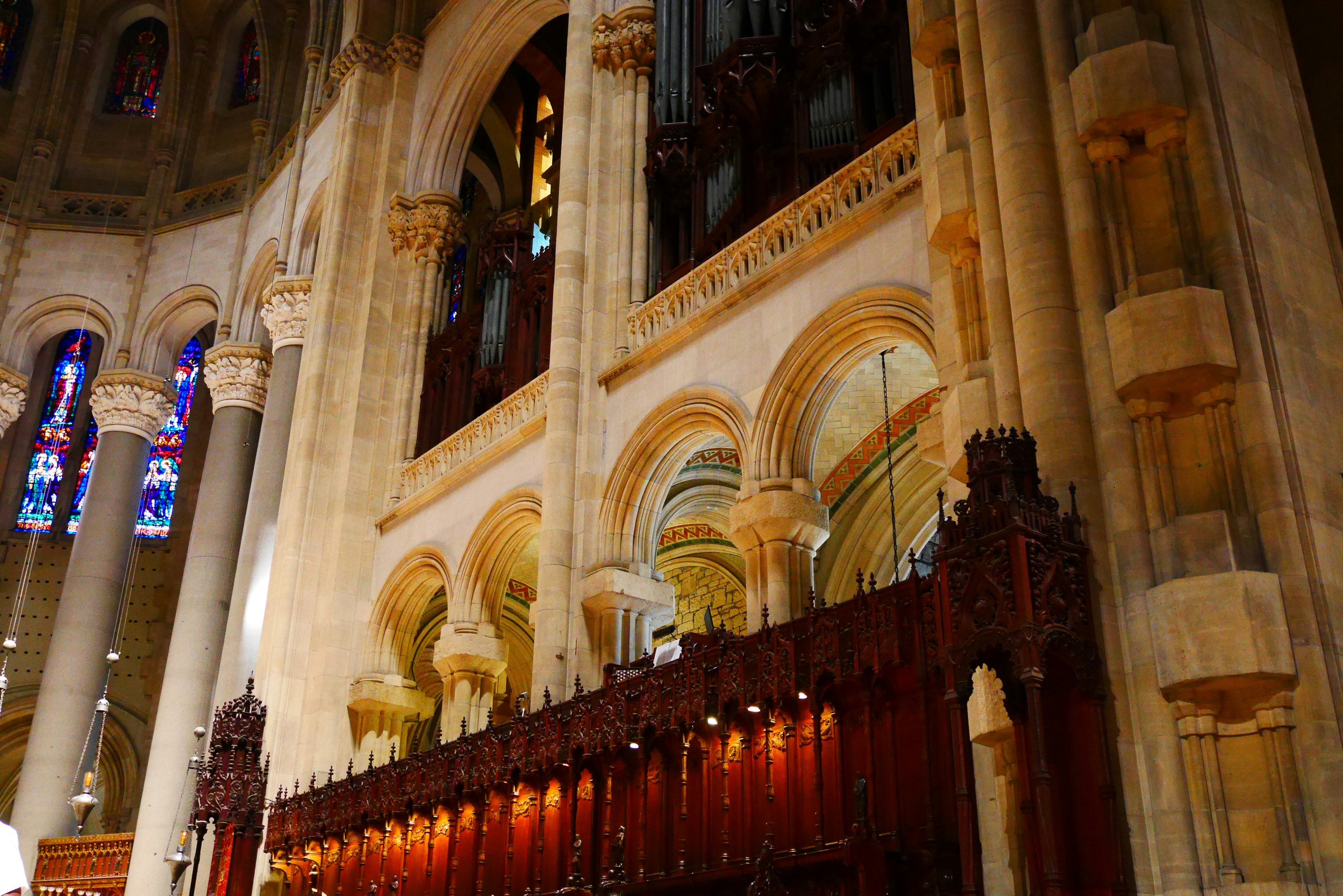 Interior de una iglesia con paredes ornamentadas y vitrales