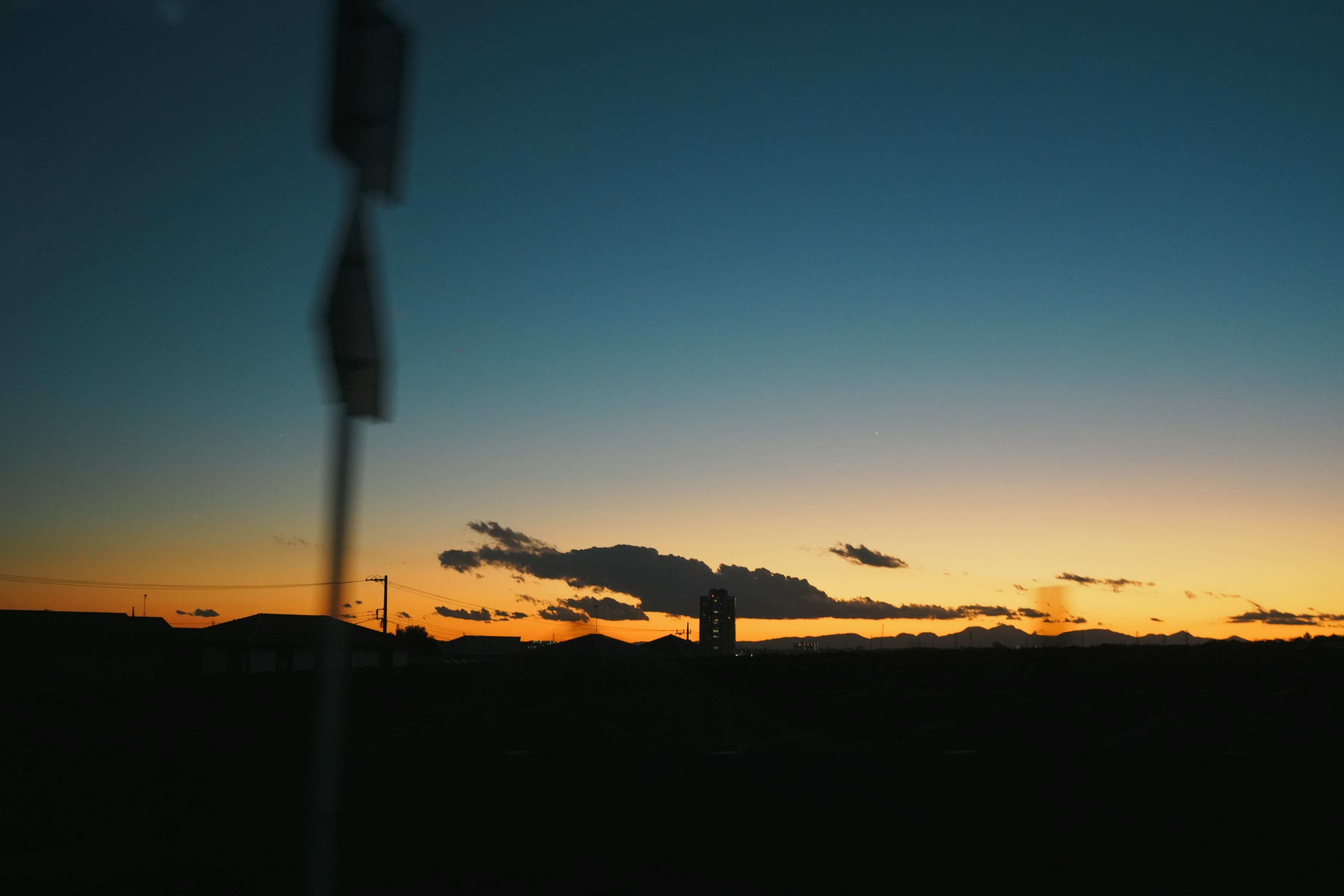 Panoramablick auf einen Sonnenuntergangshimmel mit Wolken