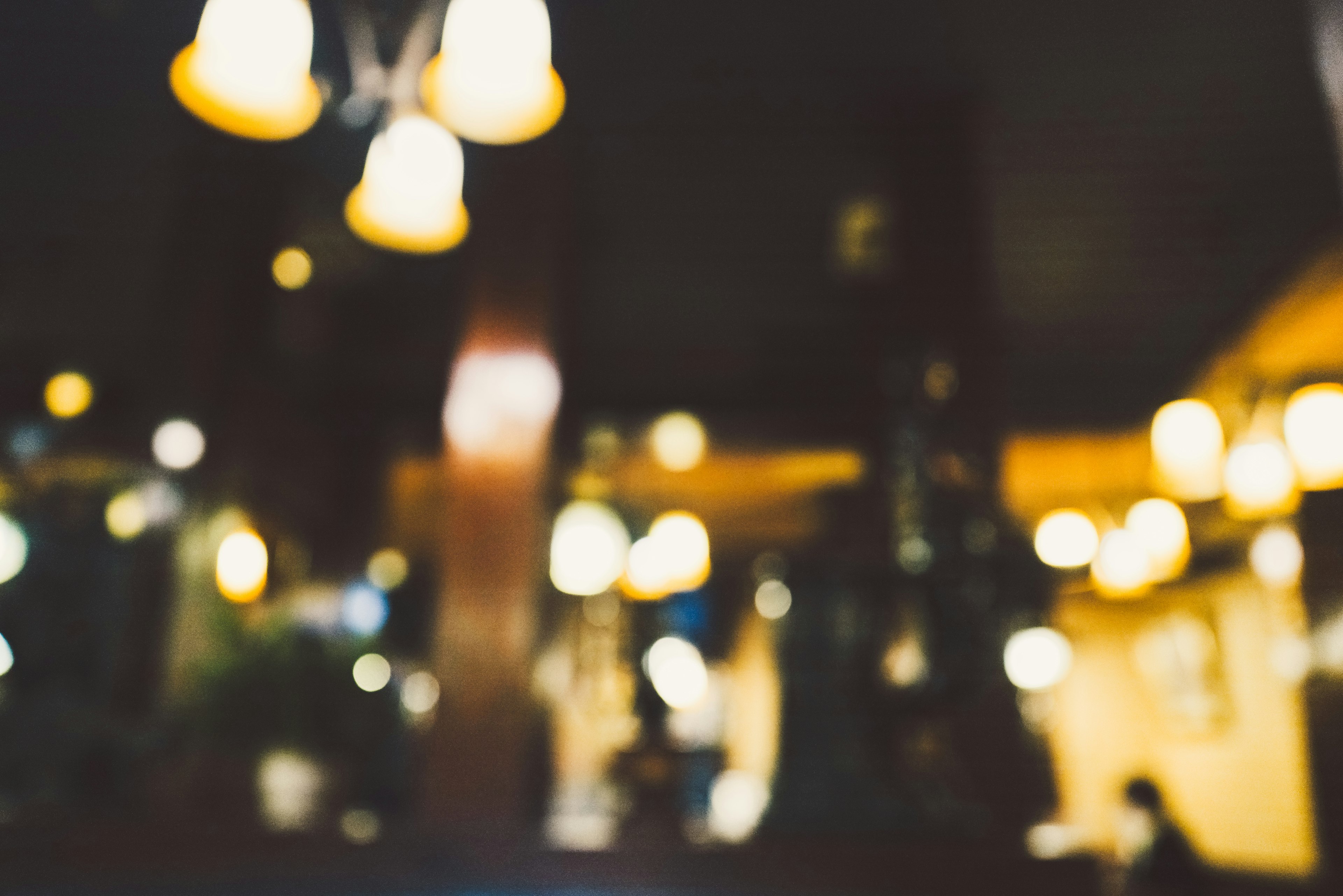 Arrière-plan flou avec des lampes lumineuses et une ambiance de café chaleureux