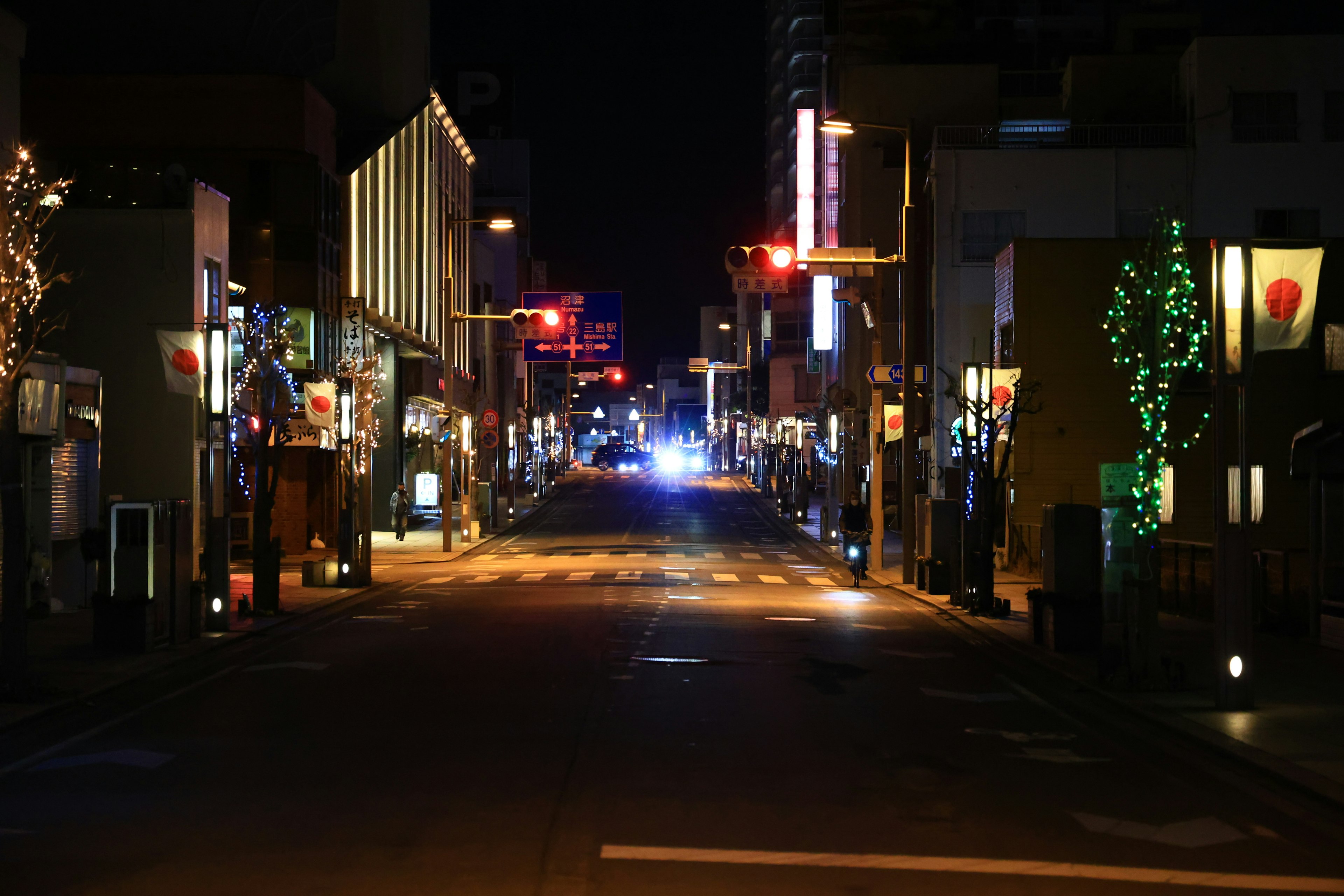 Pemandangan jalan malam yang diterangi oleh lampu neon berwarna-warni