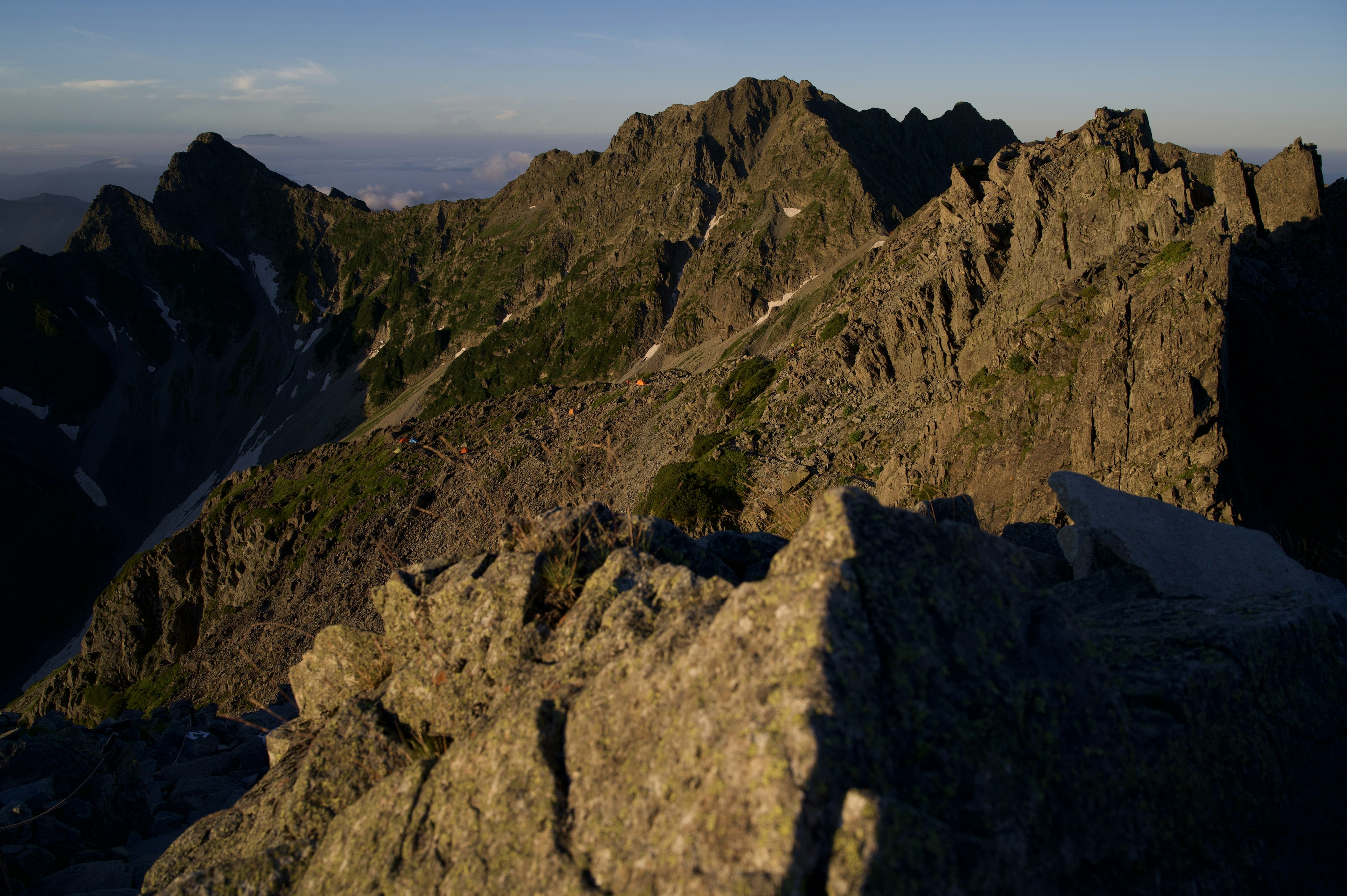 Paysage de montagne dramatique avec des formations rocheuses détaillées