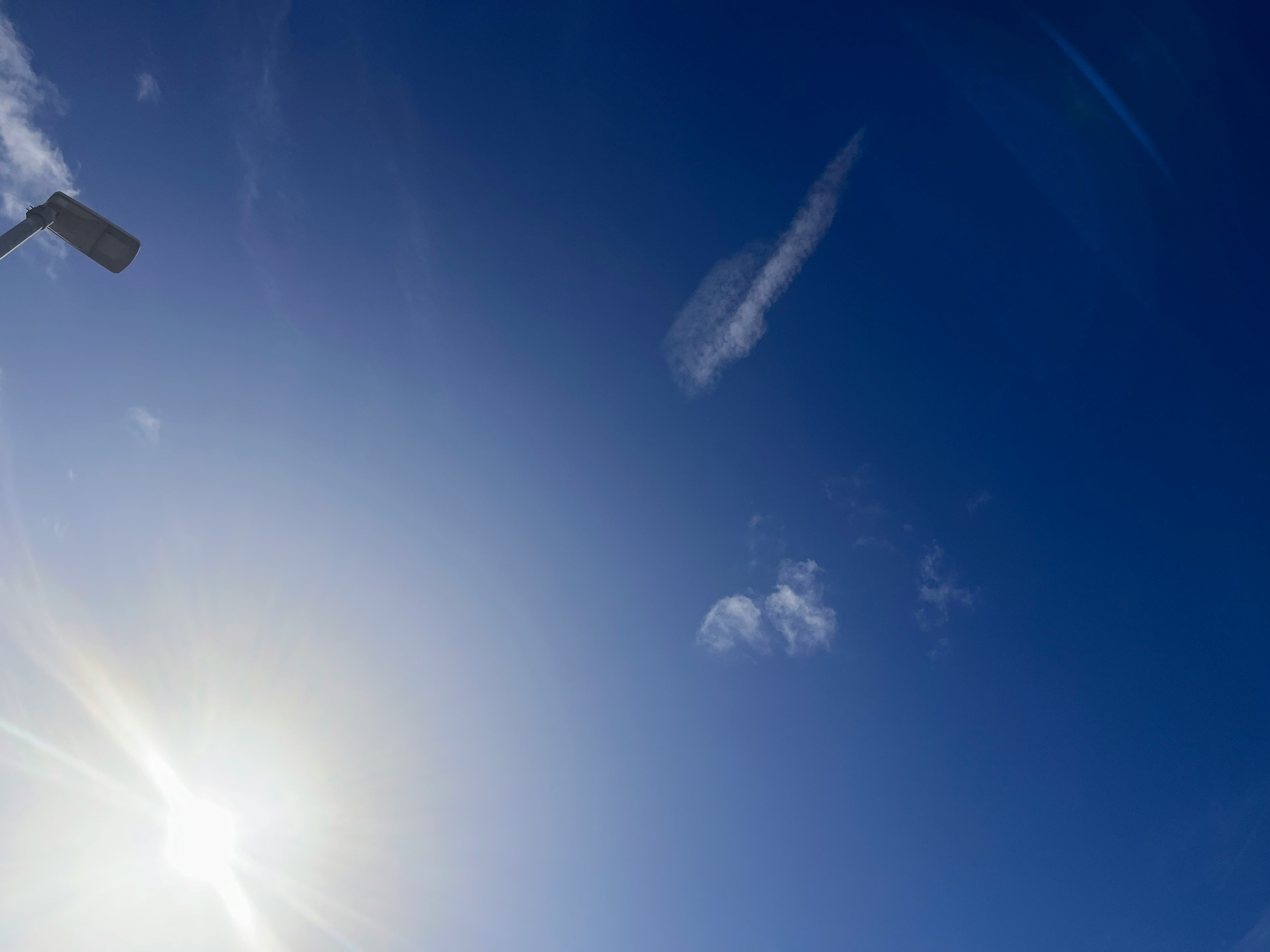 青空に浮かぶ雲と太陽の光