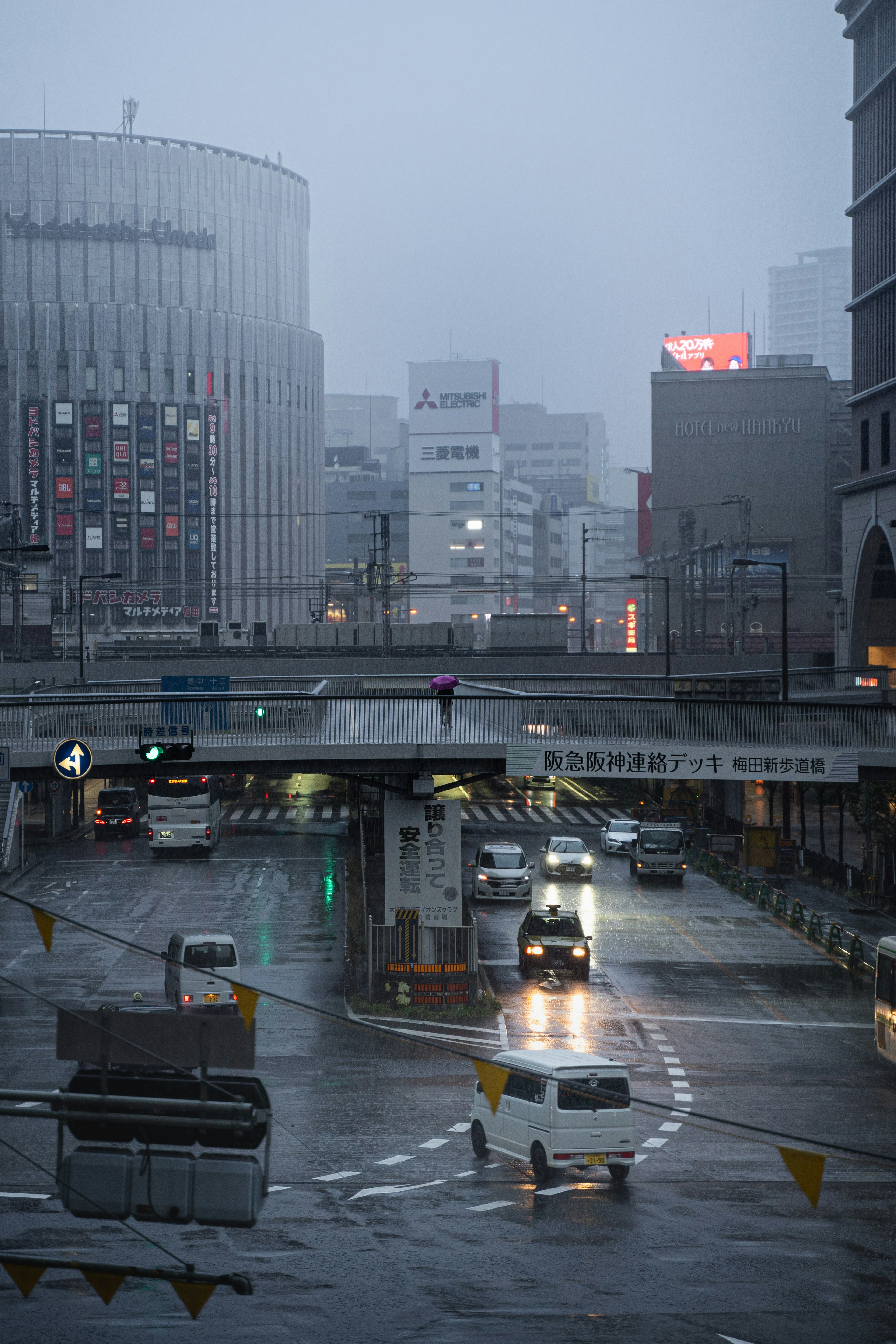 霧の中の都市風景 高層ビルと交差点 車両が走行する