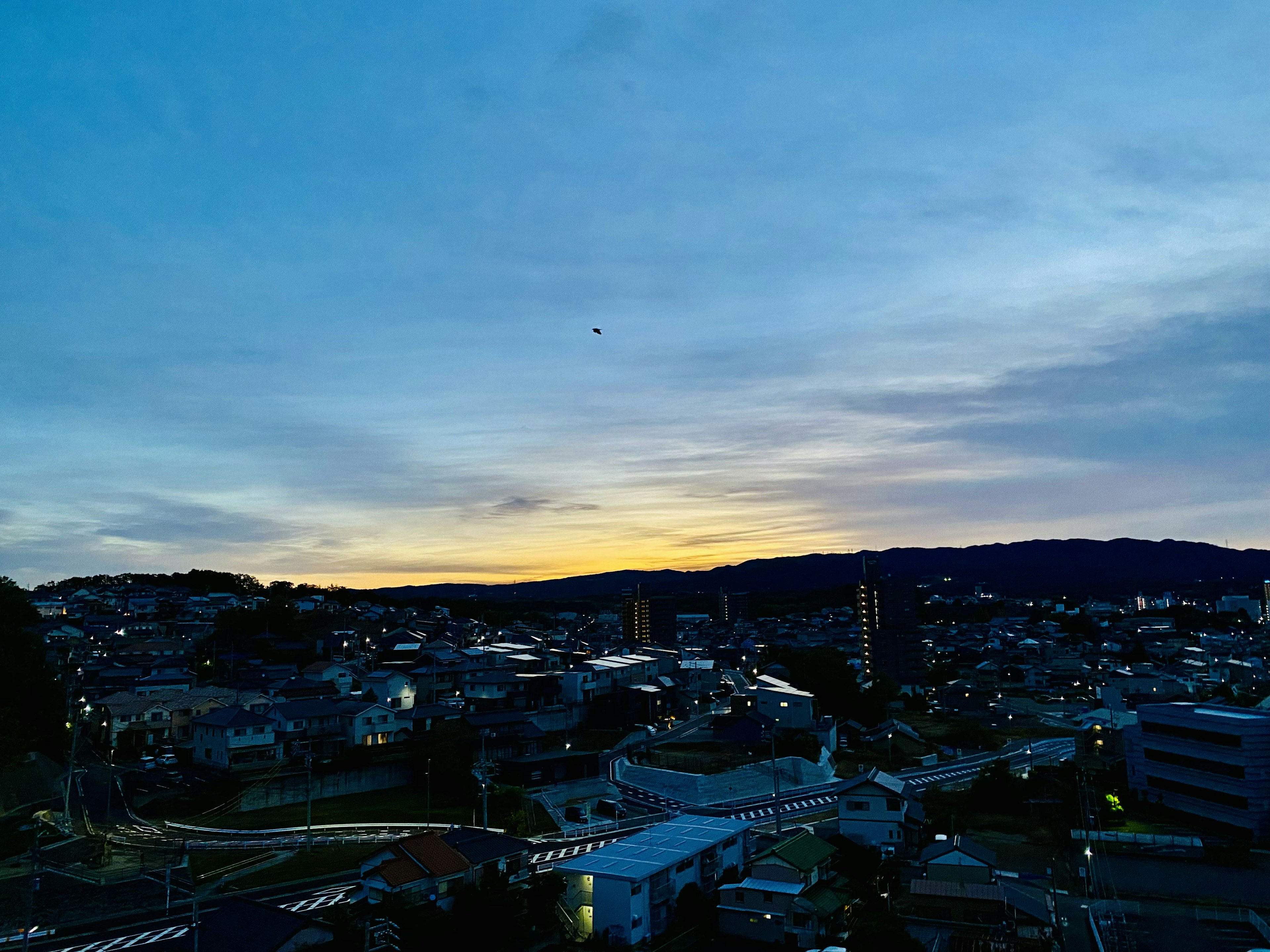 青い空と夕焼けの風景 ビルと住宅のある街並み