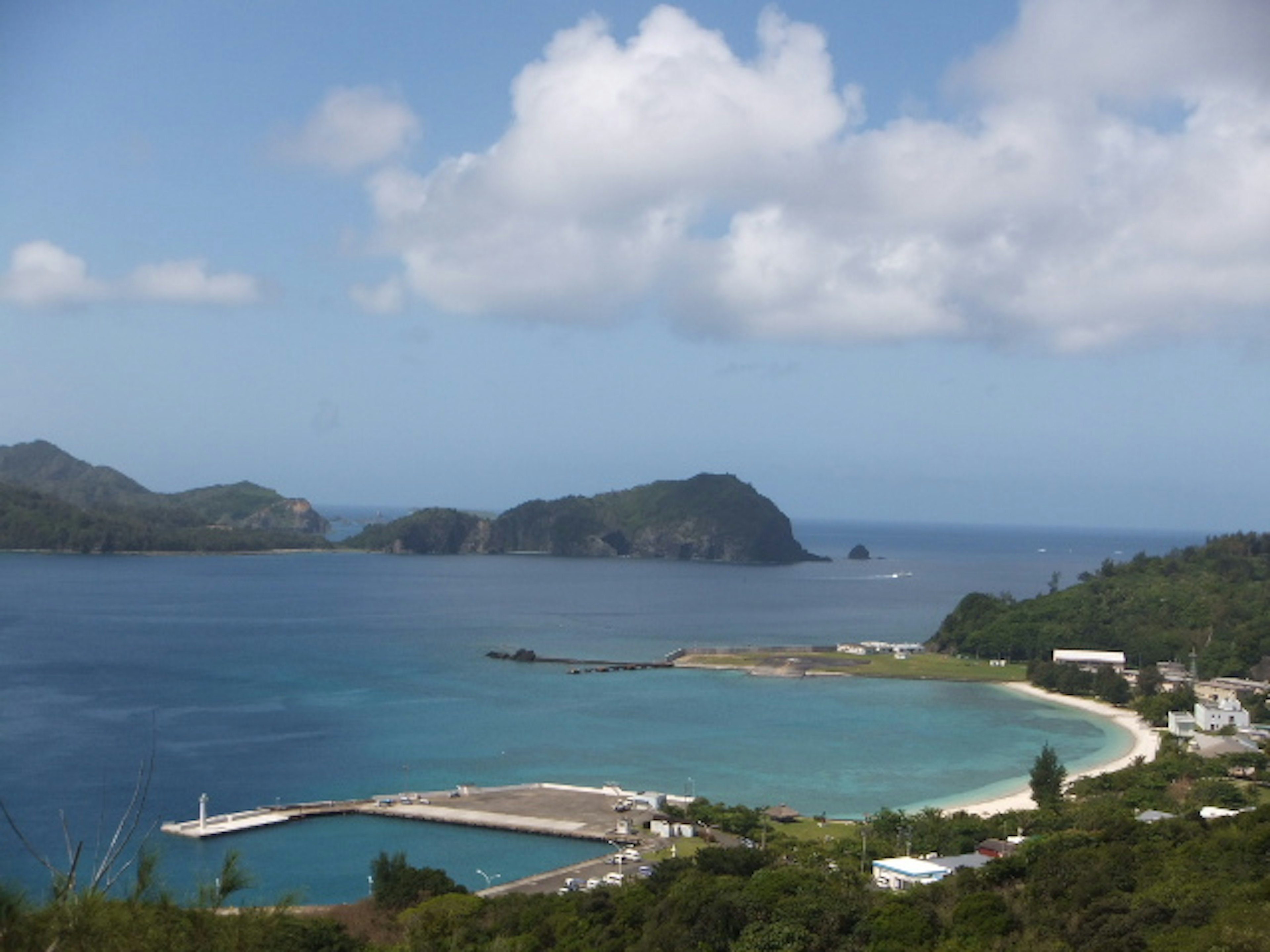 Vue panoramique d'une mer turquoise avec des îles et un port