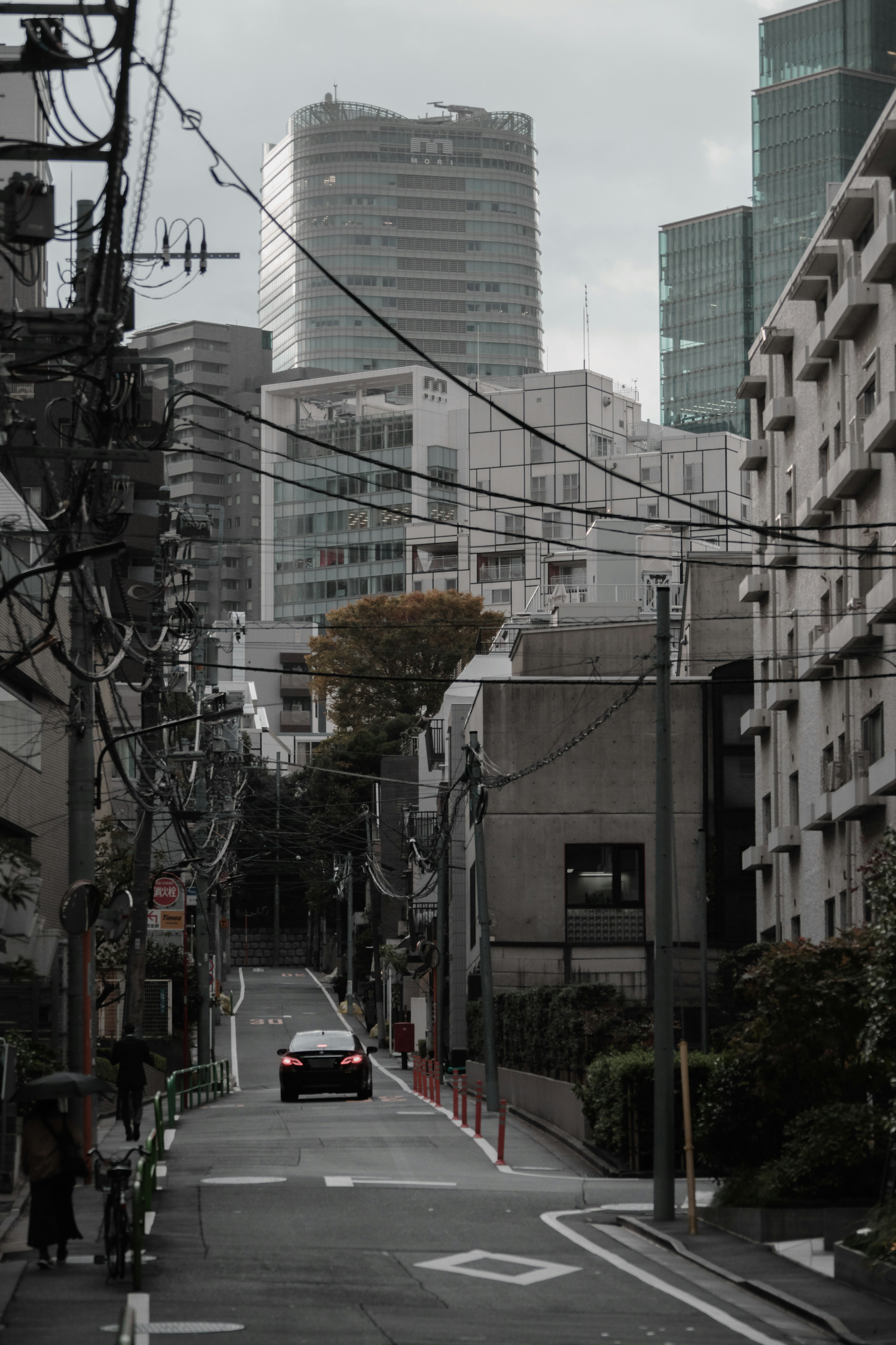 Escena urbana con calle inclinada y edificios altos