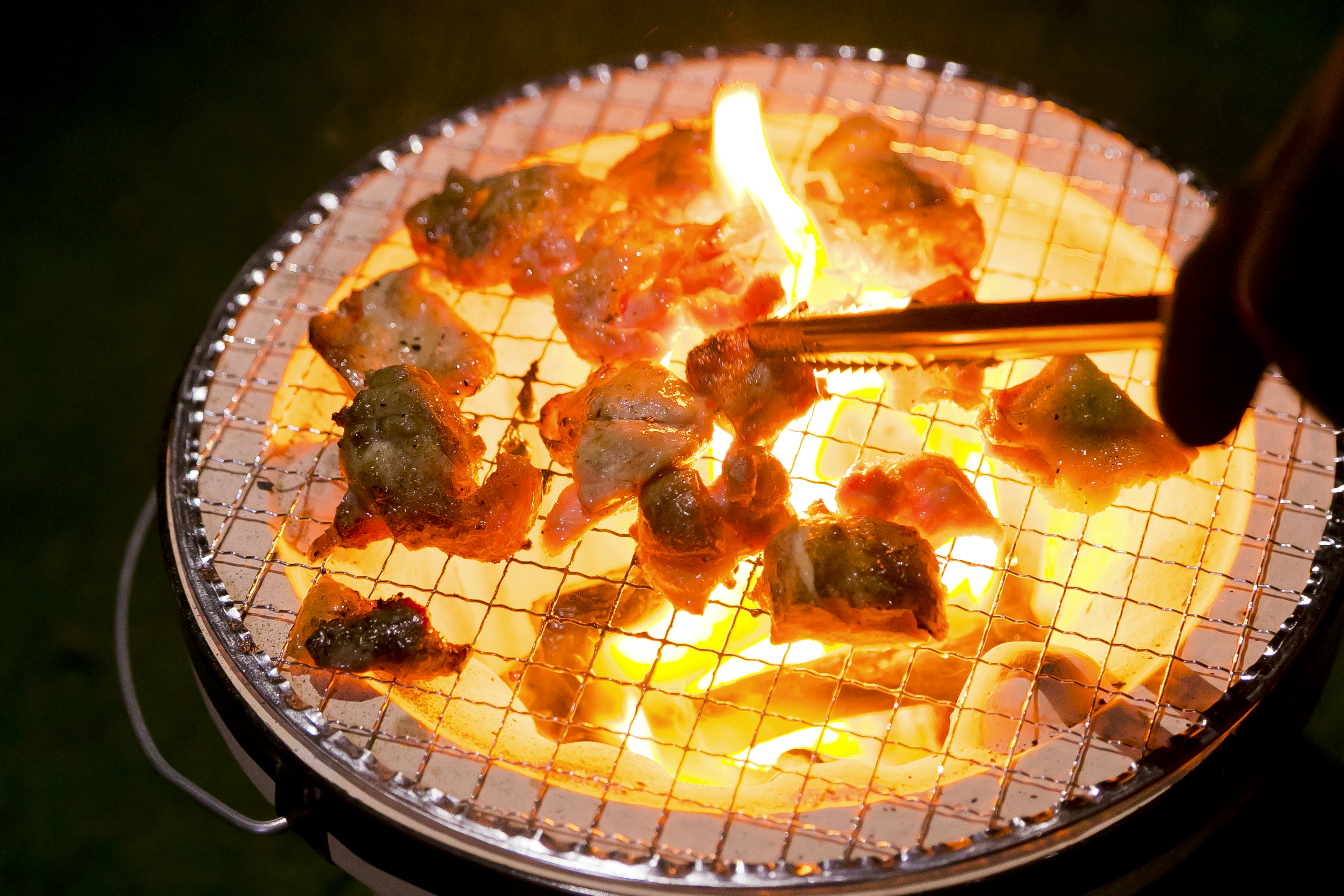 Carne grigliata con fiamme su una griglia