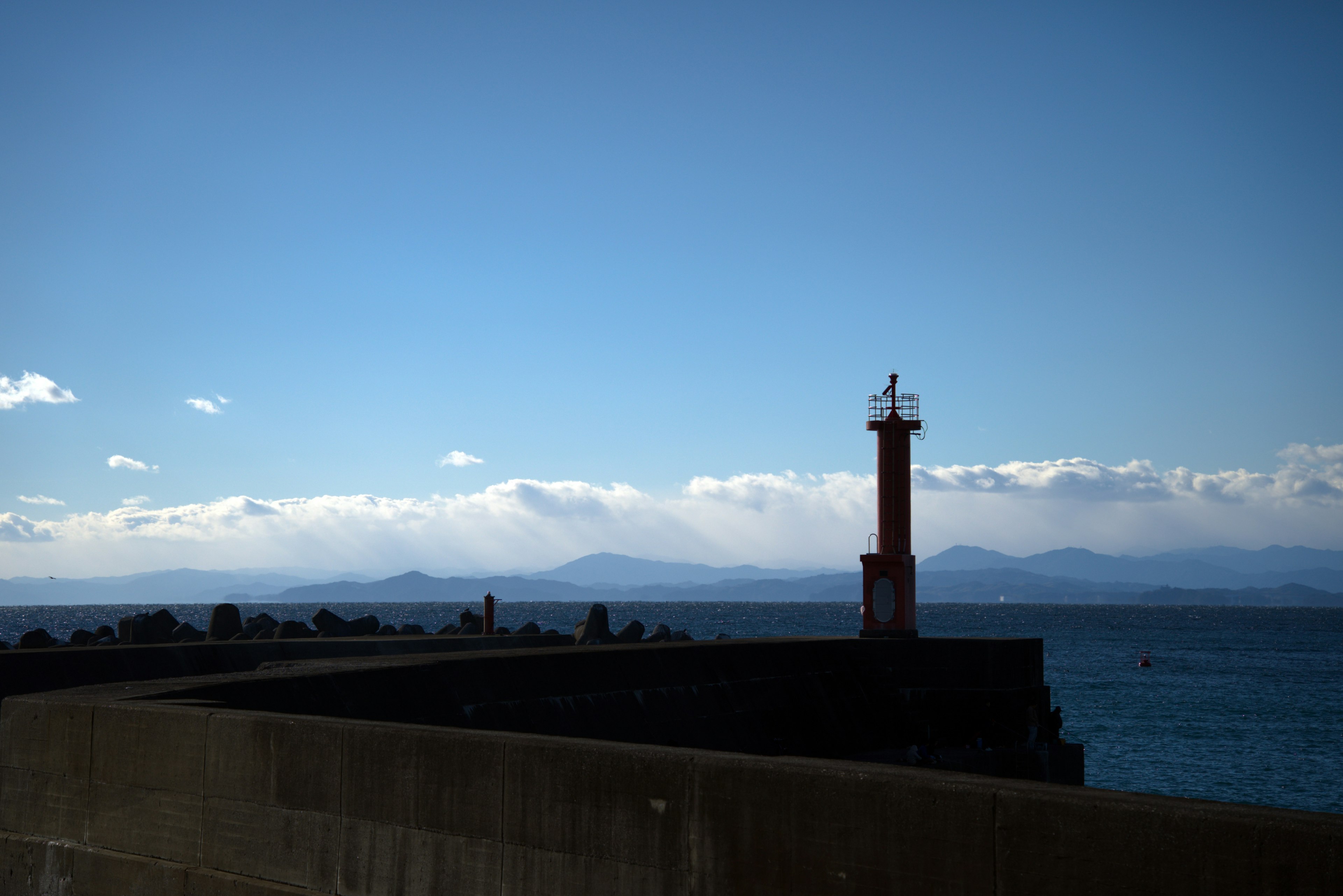 青い空と海を背景にした灯台の風景