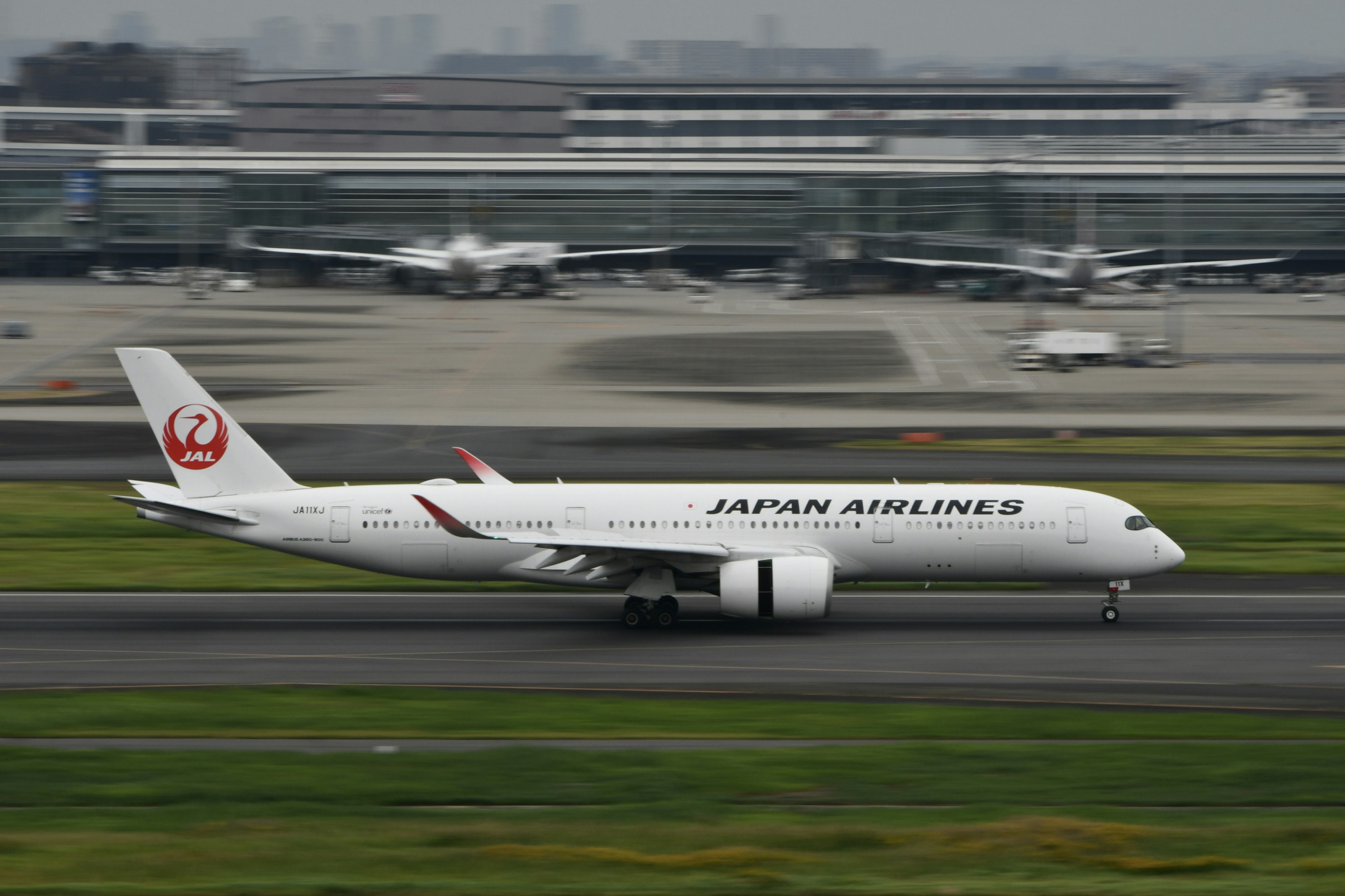 日本航空飛機在跑道上滑行