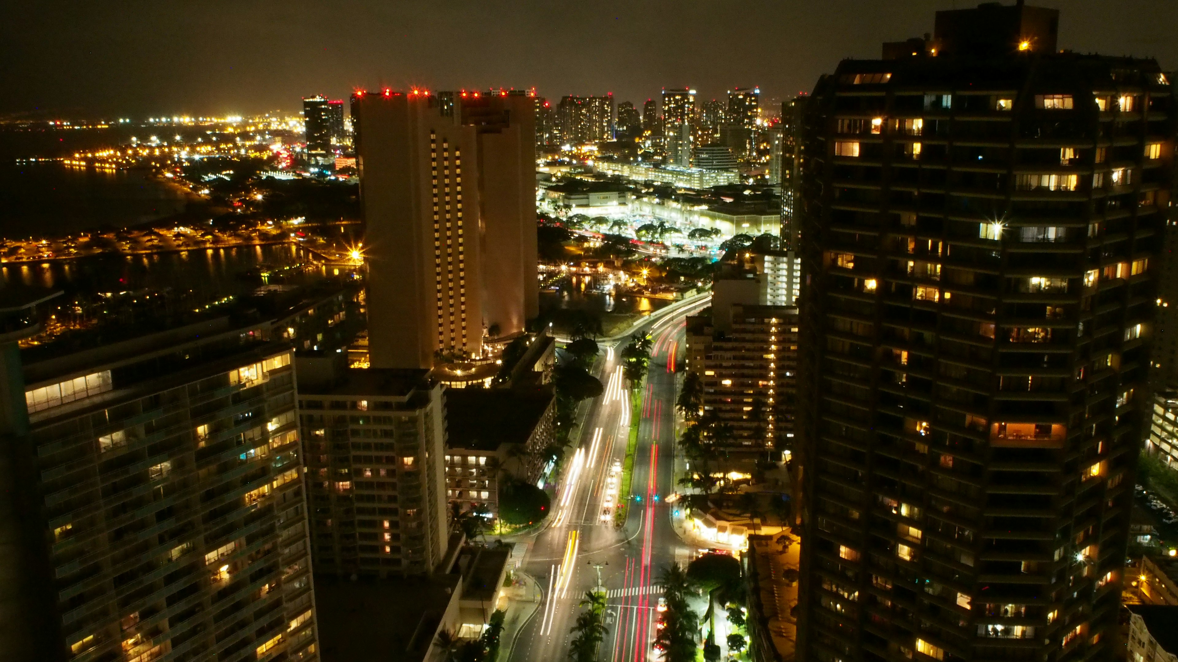 夜间城市天际线的景观，灯光闪烁的建筑和繁忙的街道