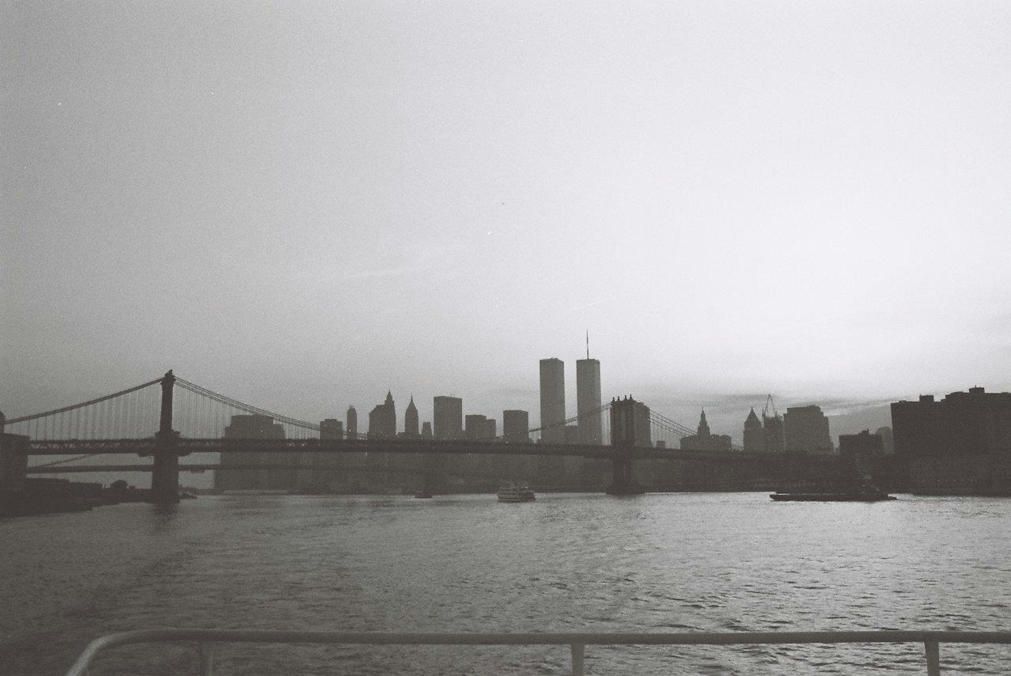 Silhouette hitam putih New York dengan World Trade Center dan Jembatan Manhattan