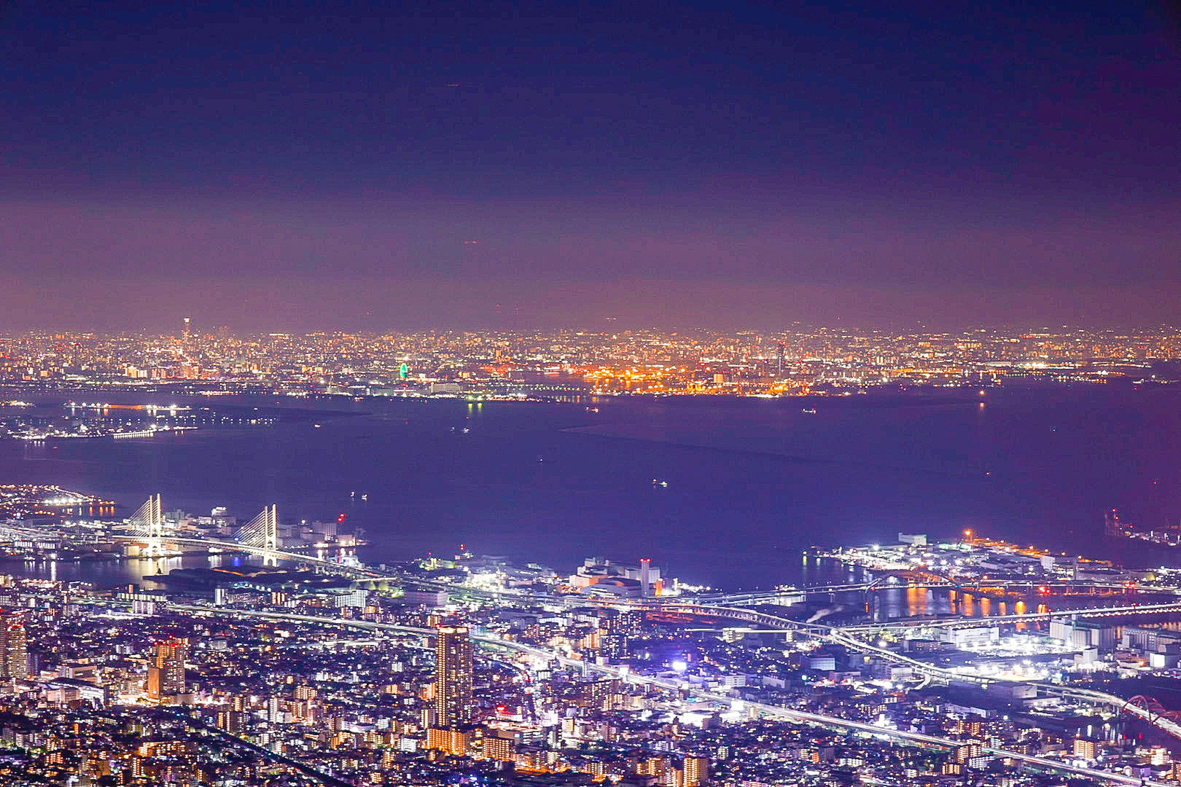 夜の都市の美しい景色と海の明かり