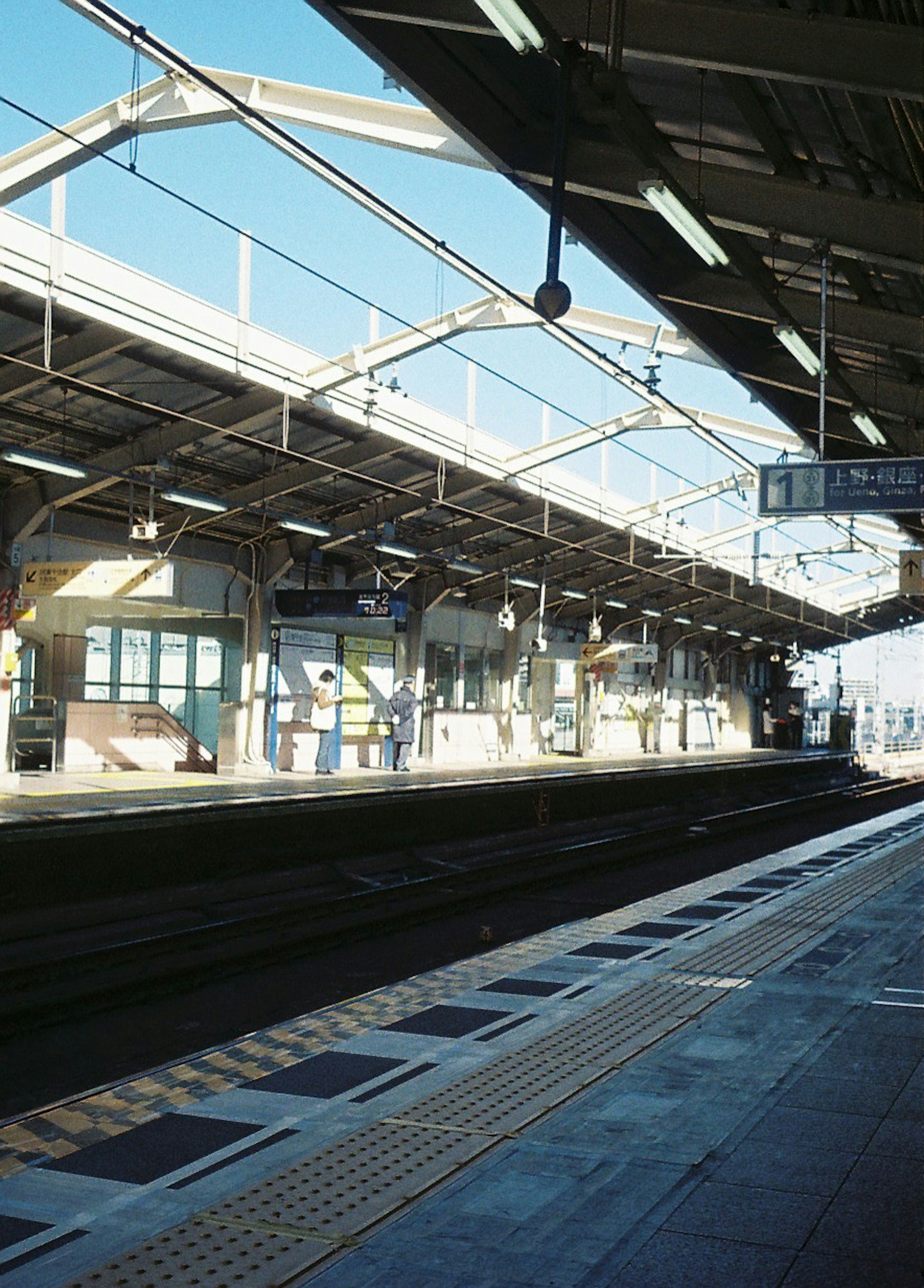 駅のプラットフォームの写真 明るい青空と屋根の構造が特徴的