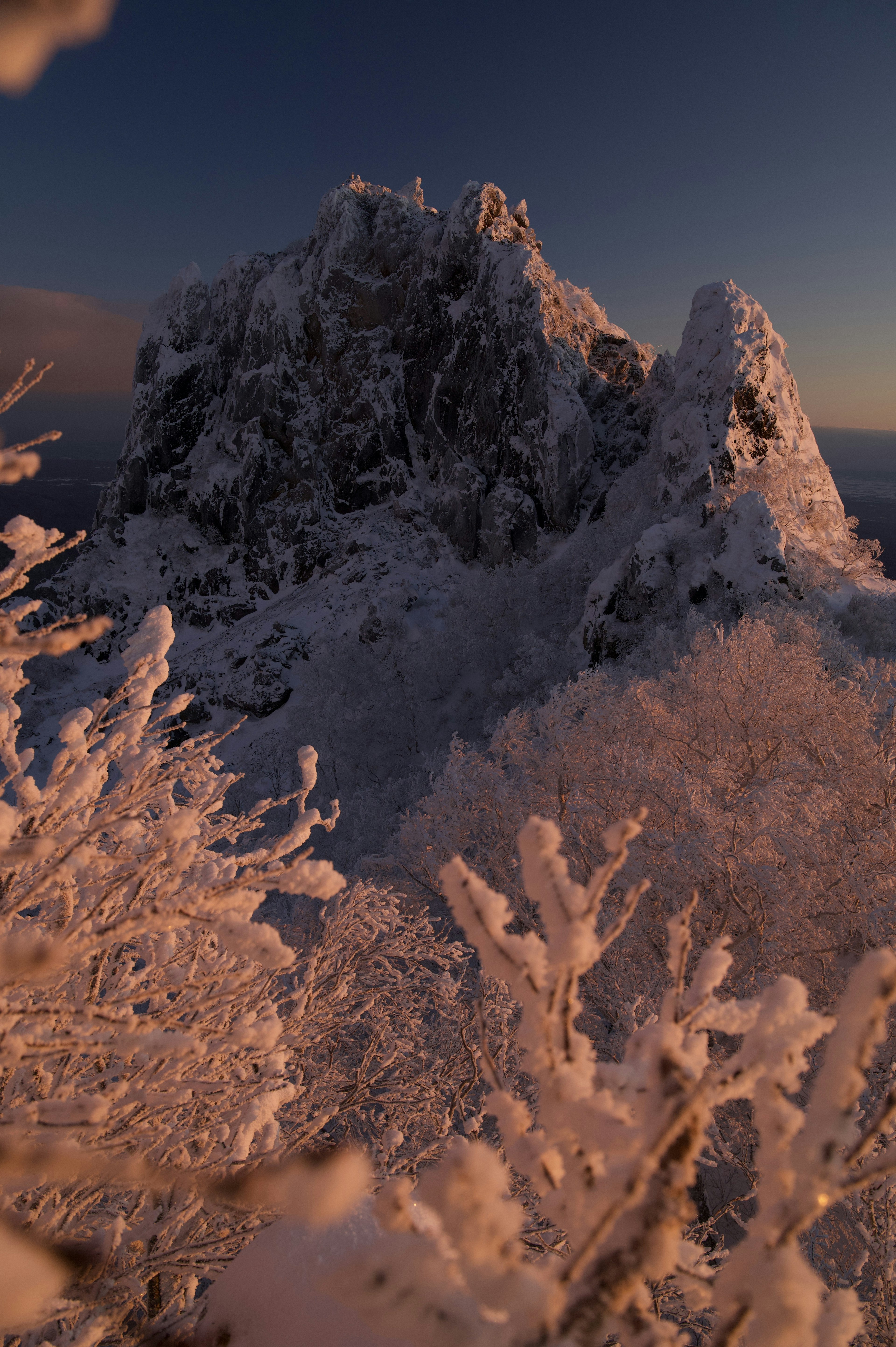 Paesaggio montano innevato con cielo all'alba