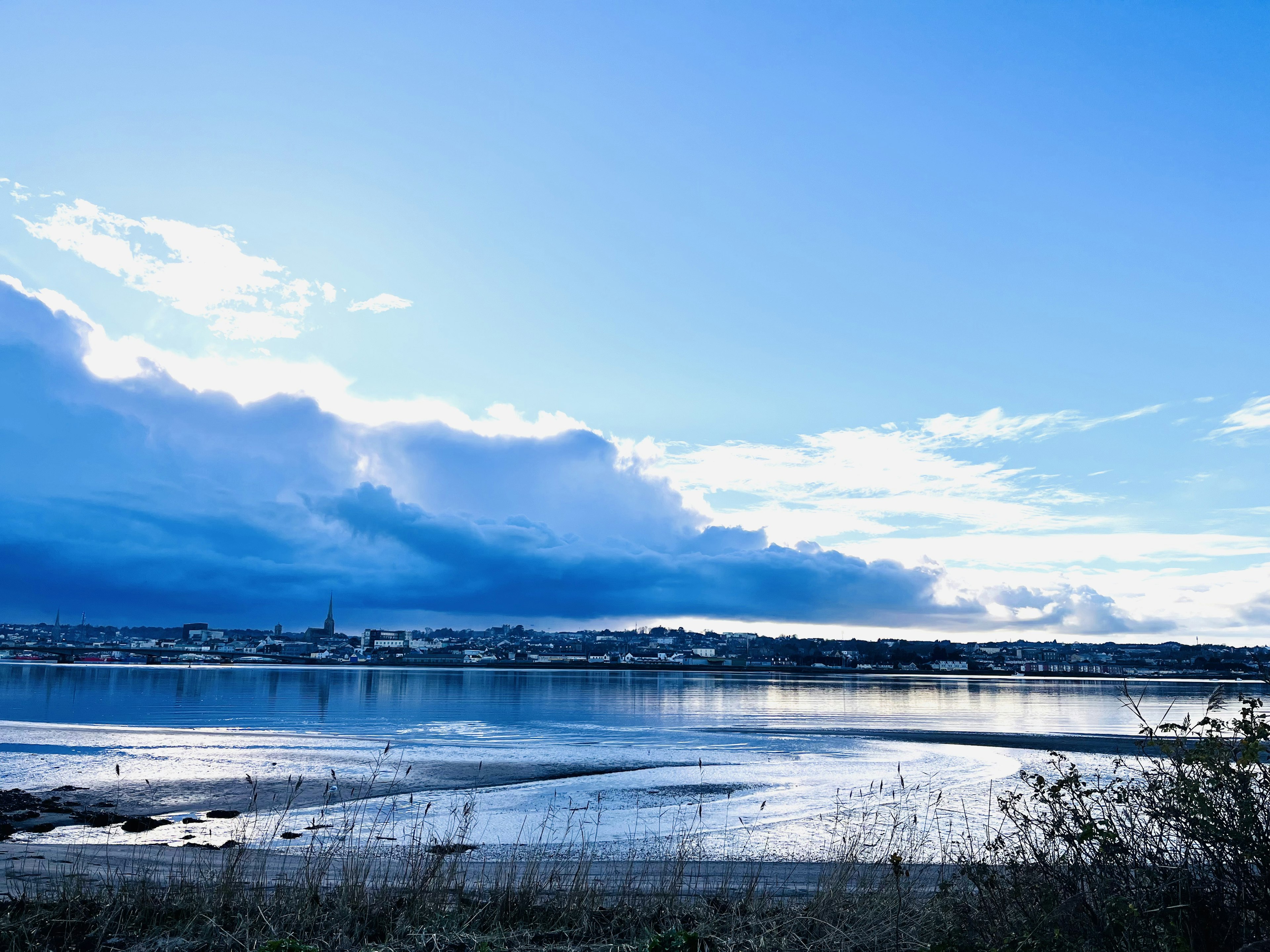 青い空と雲が広がる海の景色