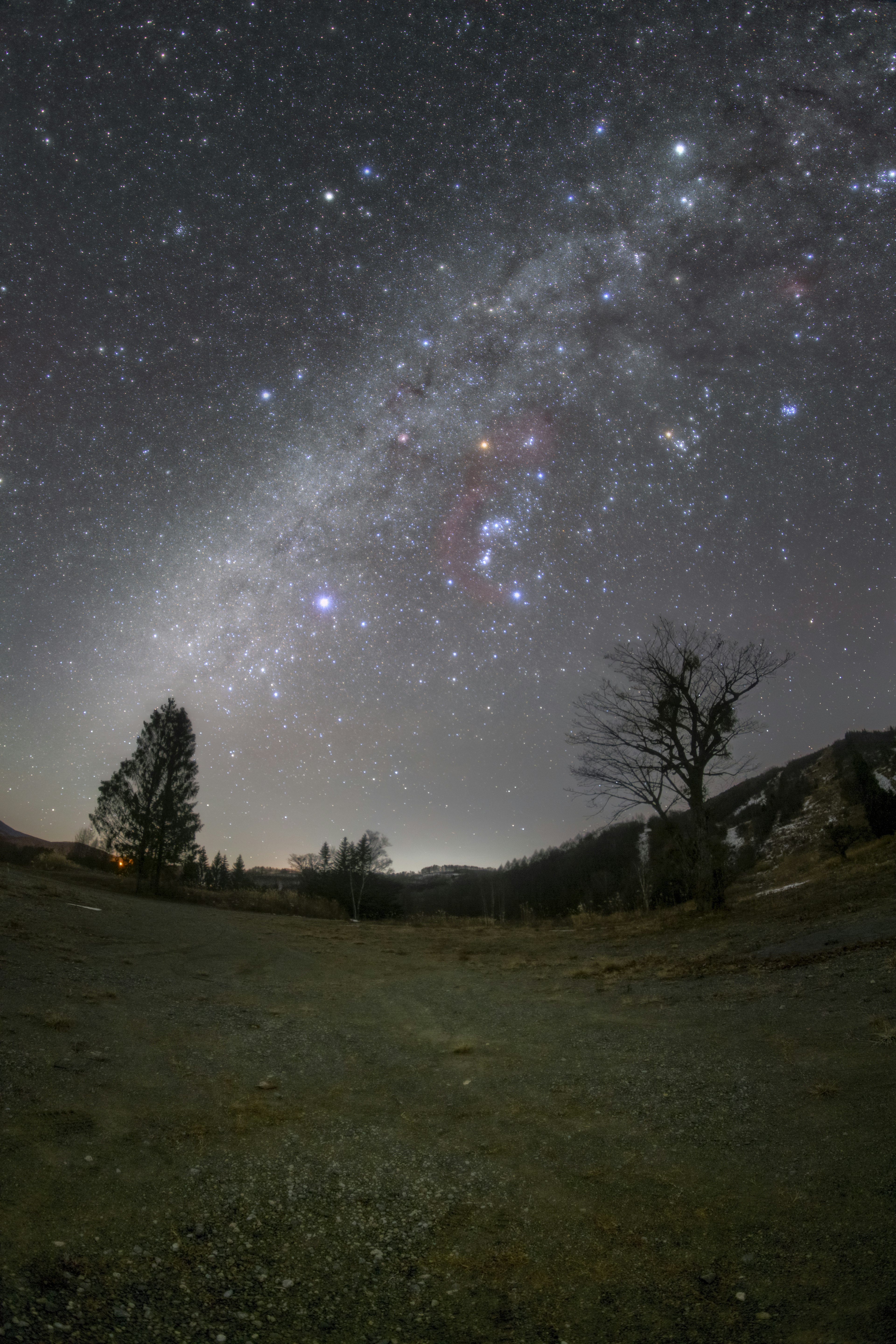 美しい星空と銀河のアーチが広がる夜の風景