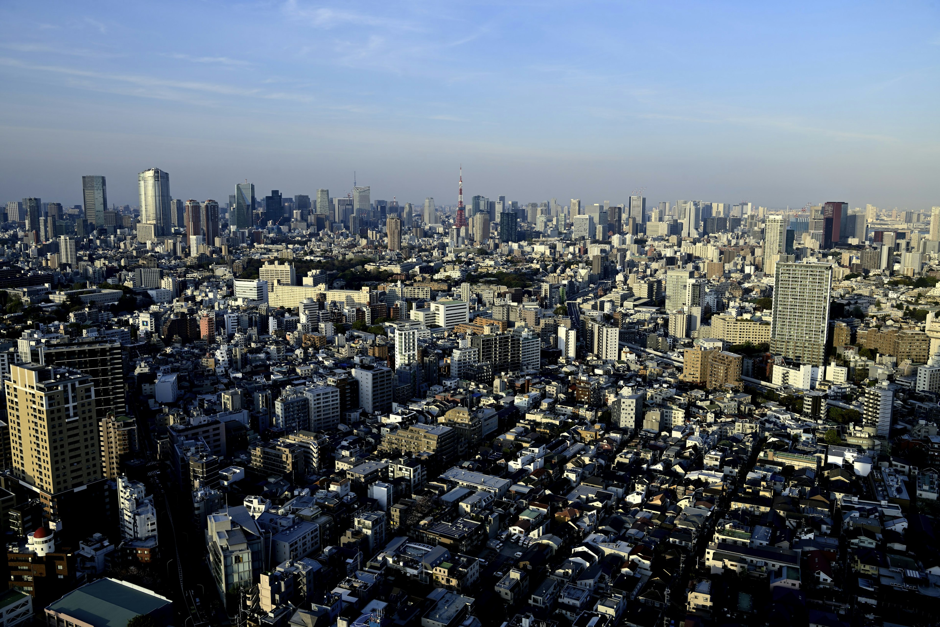 Pemandangan udara lanskap perkotaan Tokyo dengan gedung pencakar langit