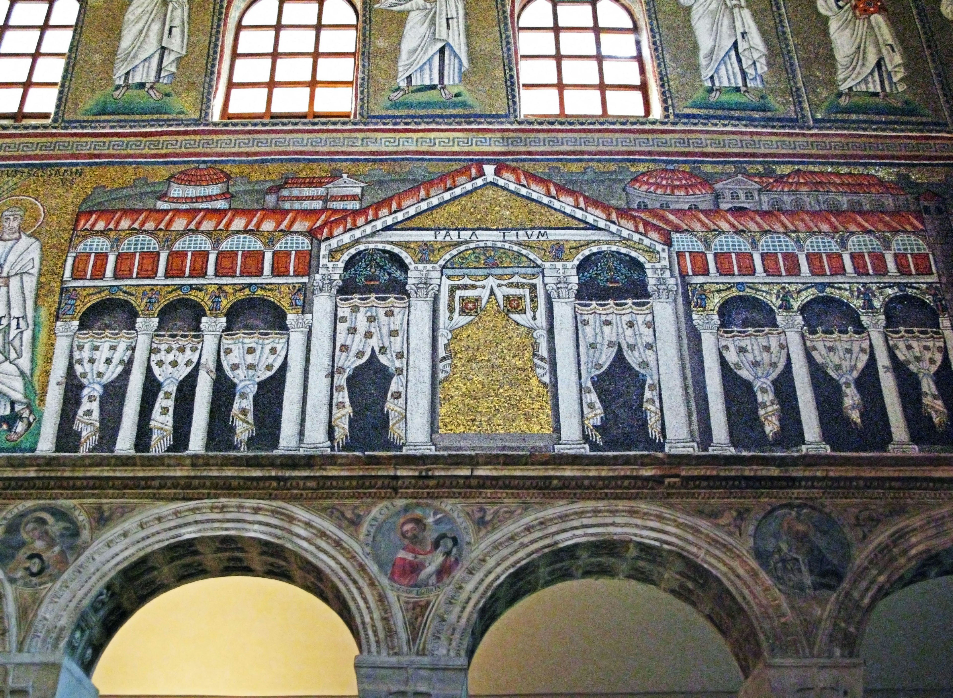 Opera in mosaico in una chiesa che raffigura una struttura con sfondo dorato e colonne dettagliate