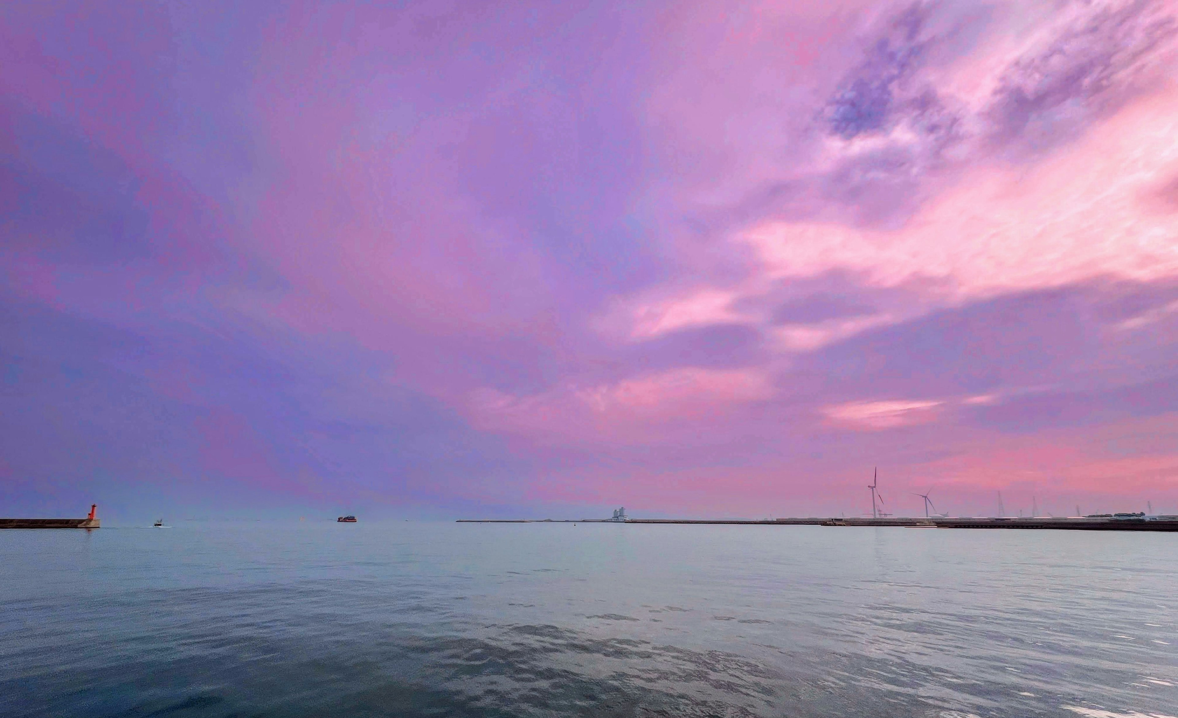 静かな海と美しい紫色の空が広がる風景