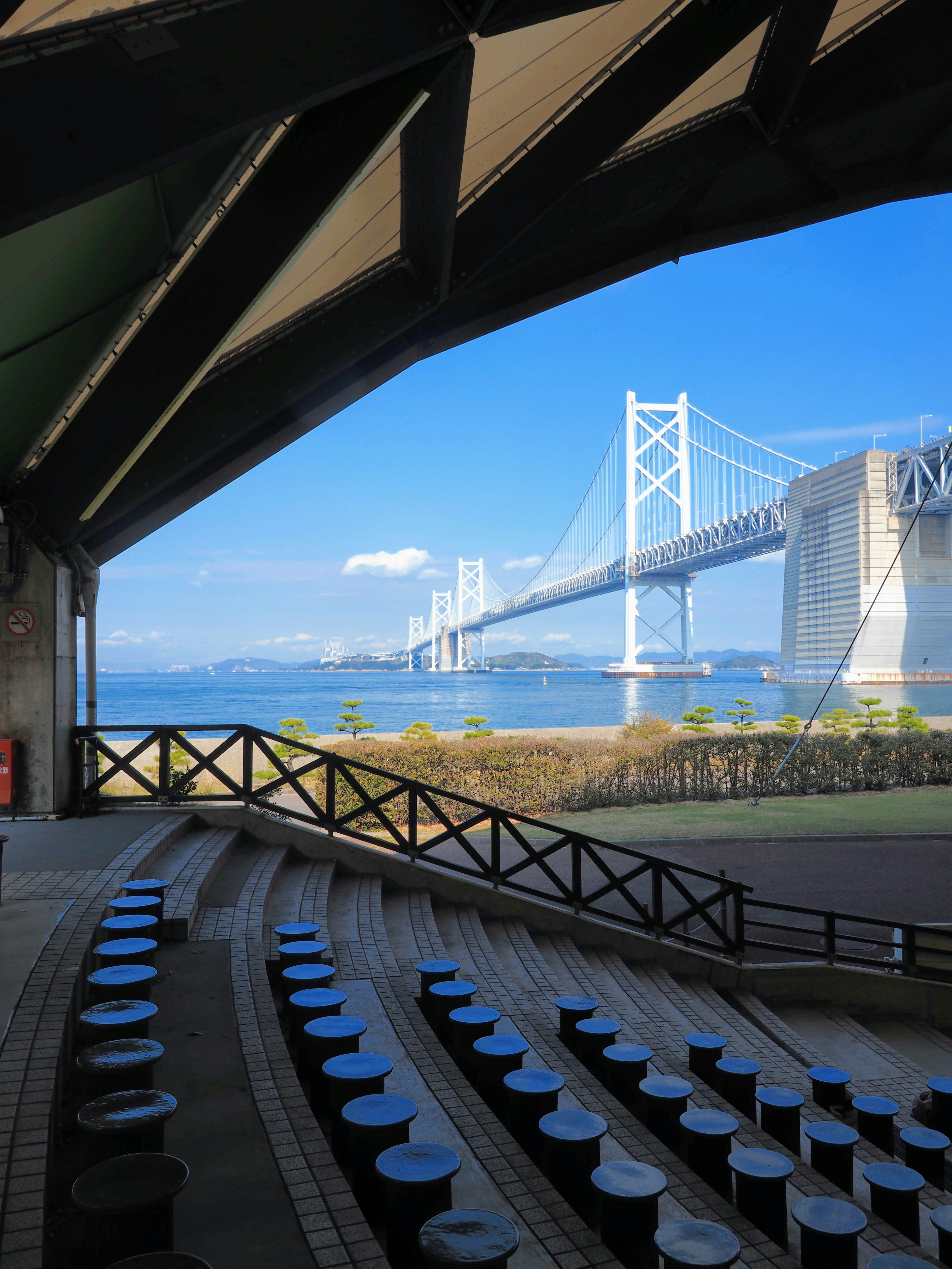 Vue d'un pont sous un ciel bleu avec une zone de sièges