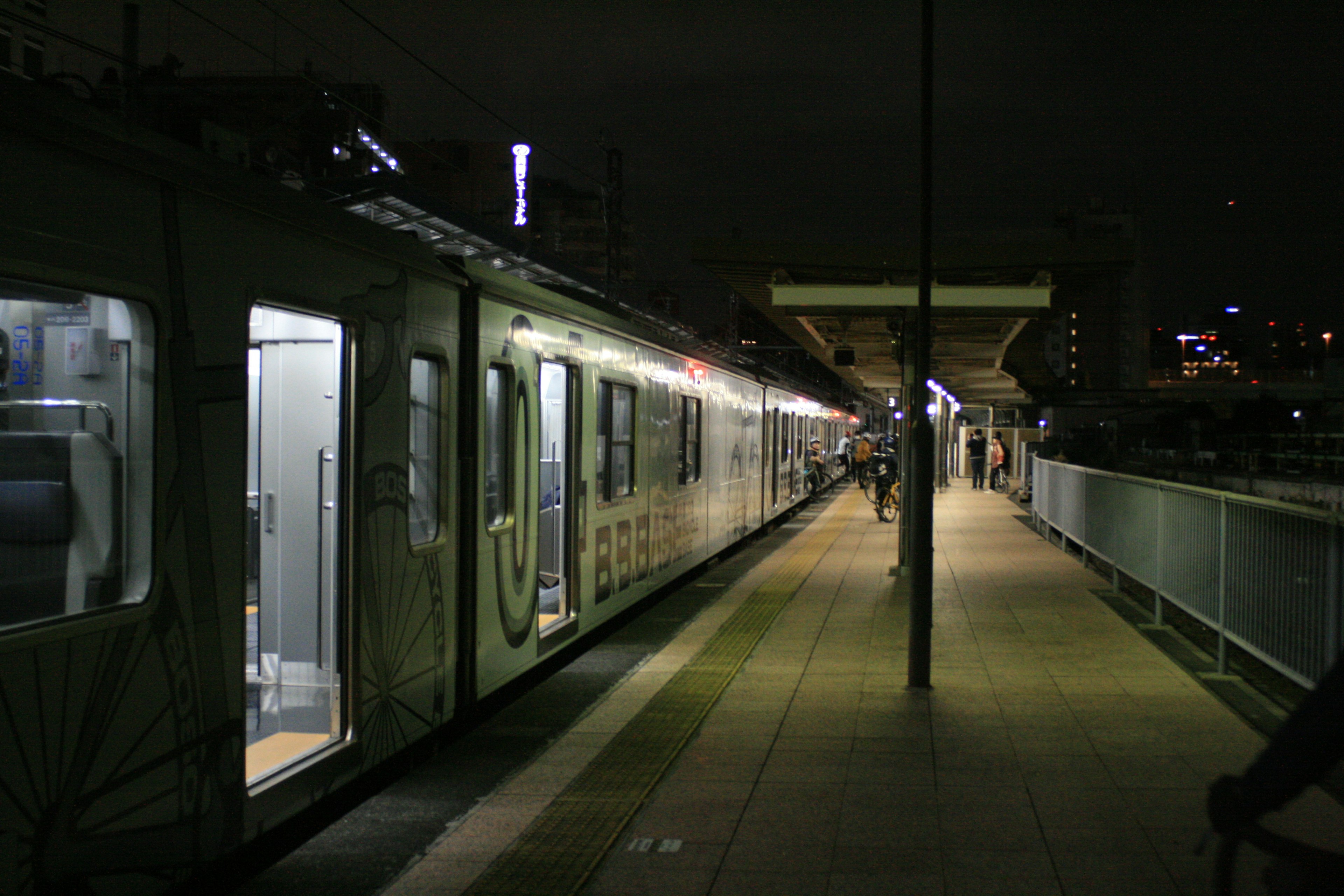 Zug an einer Station bei Nacht mit leerem Bahnsteig