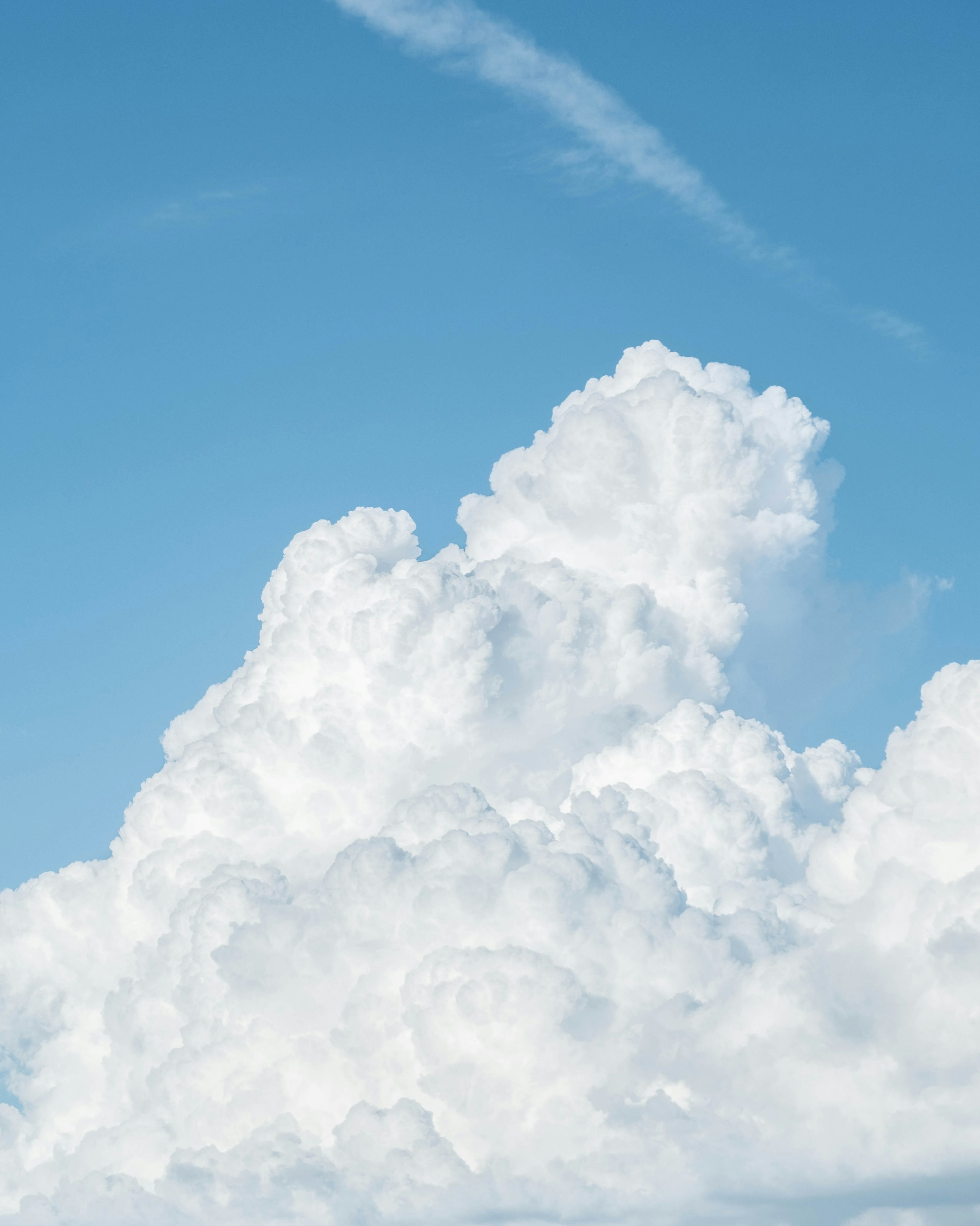 Pemandangan indah awan putih melayang di langit biru