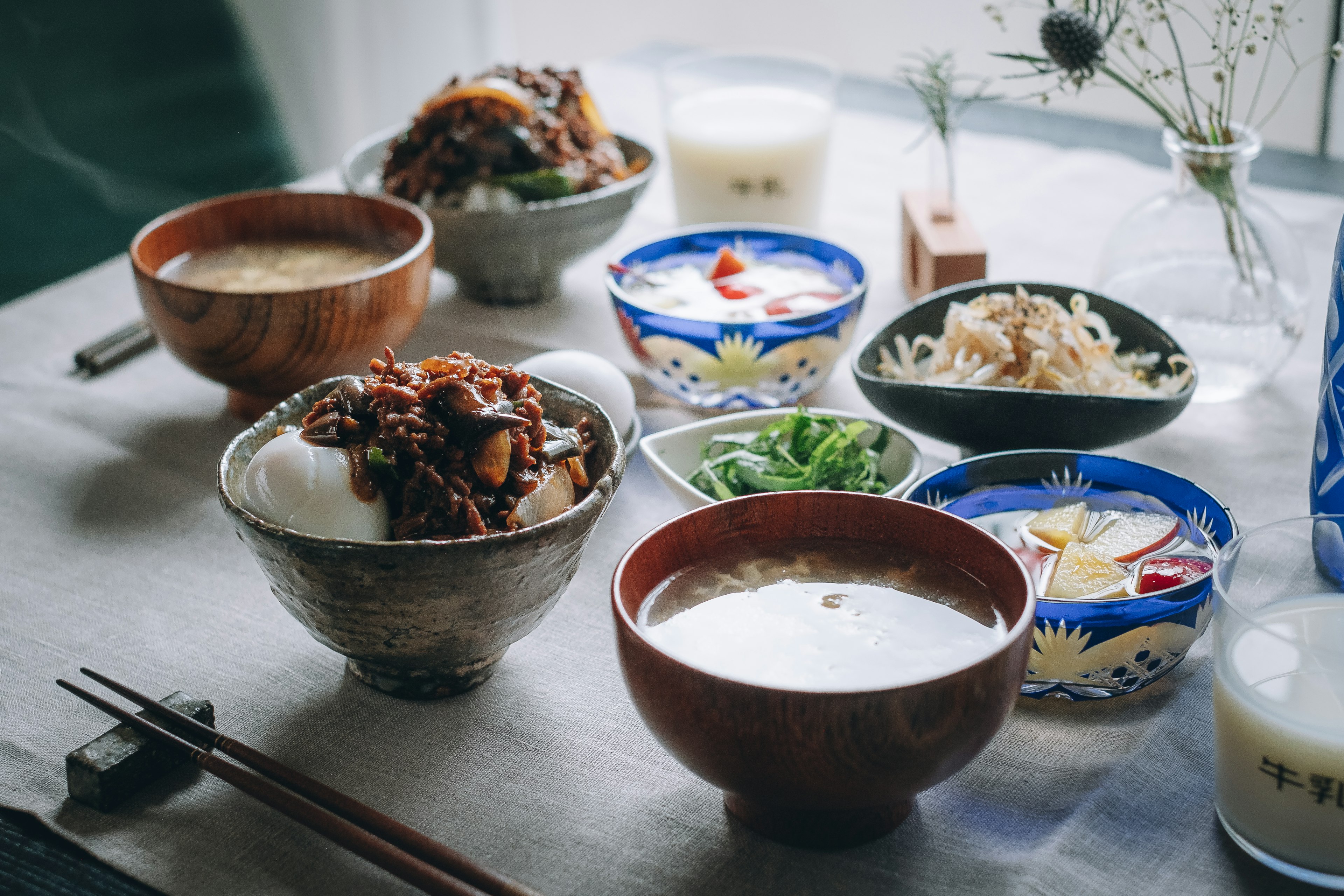 테이블에 아름답게 배열된 일본식 식사 여러 가지 요리