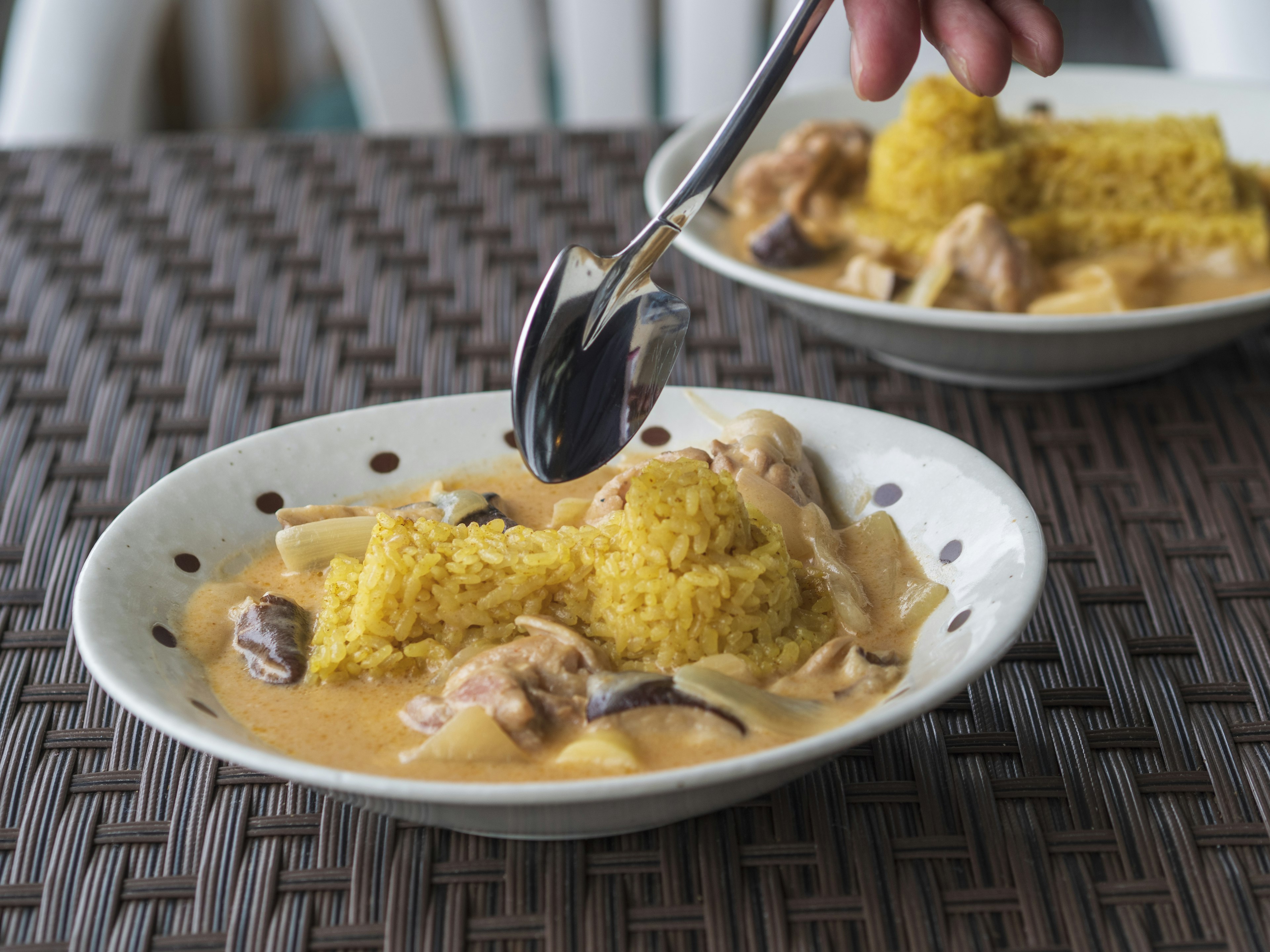 Eine Schüssel mit gelbem Couscous serviert mit cremiger Fleischsauce